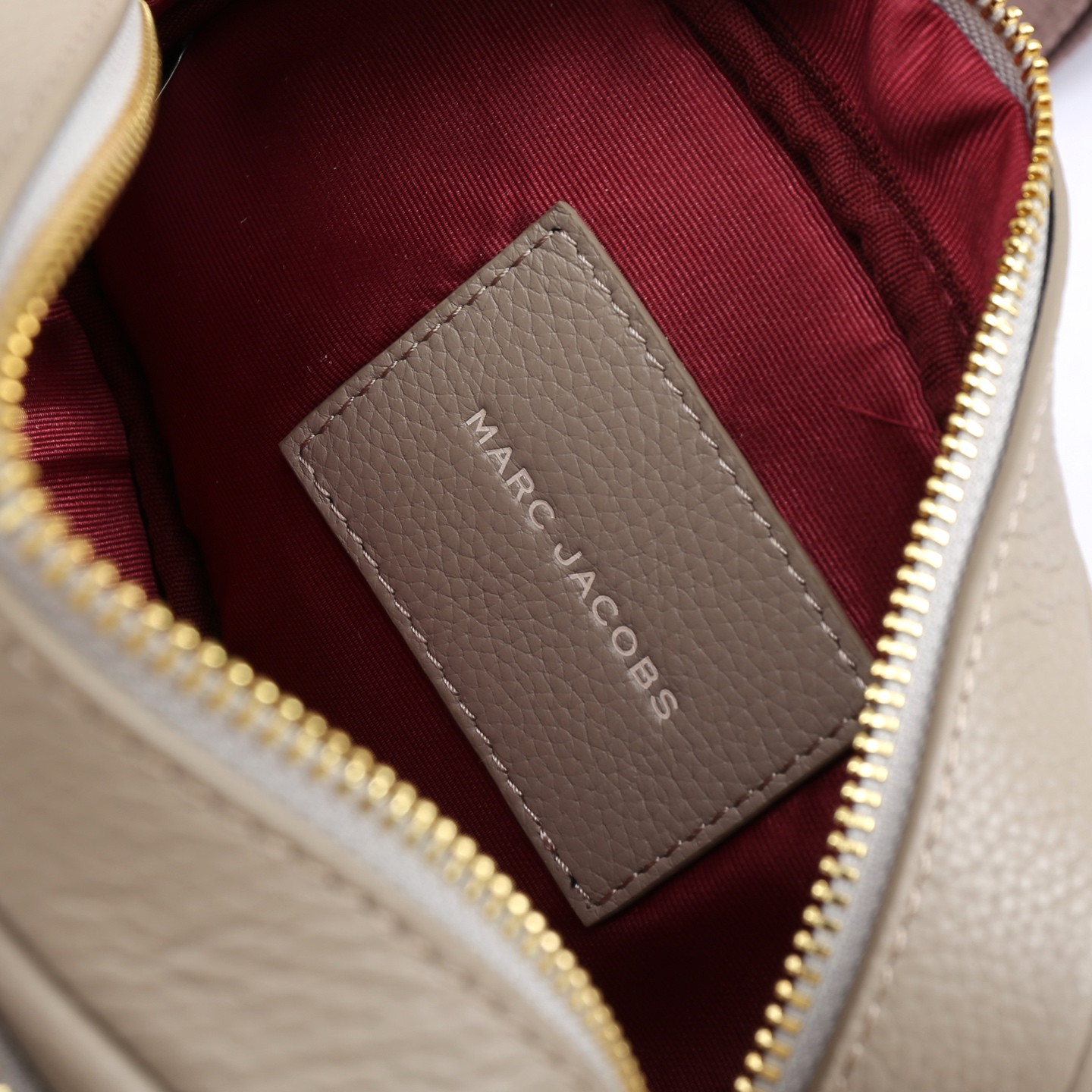 MarcJacobs更新了的相机包更加实用啦，出街通勤最百搭的包包#可斜挎可手提，当作胸包秒变潮流；容量