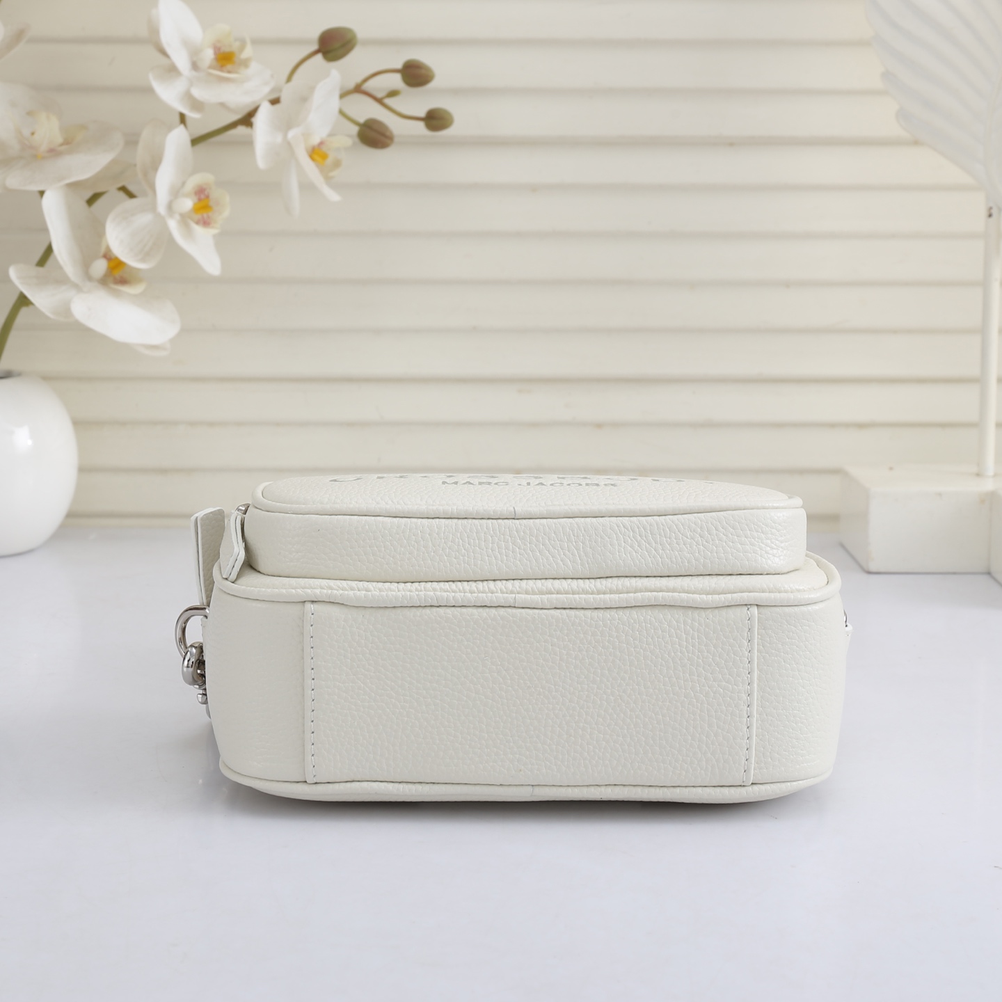 MarcJacobs更新了的相机包更加实用啦，出街通勤最百搭的包包#可斜挎可手提，当作胸包秒变潮流；容量