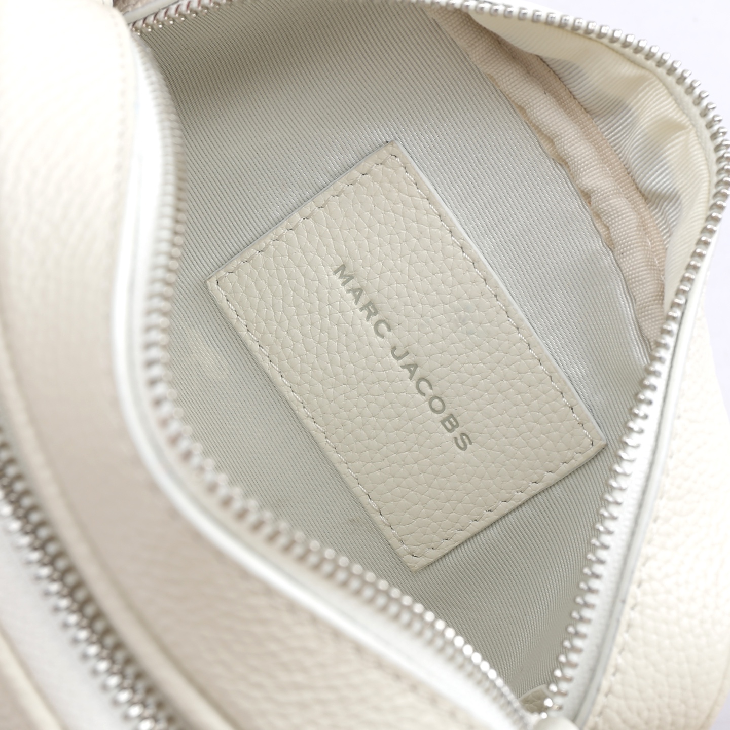 MarcJacobs更新了的相机包更加实用啦，出街通勤最百搭的包包#可斜挎可手提，当作胸包秒变潮流；容量