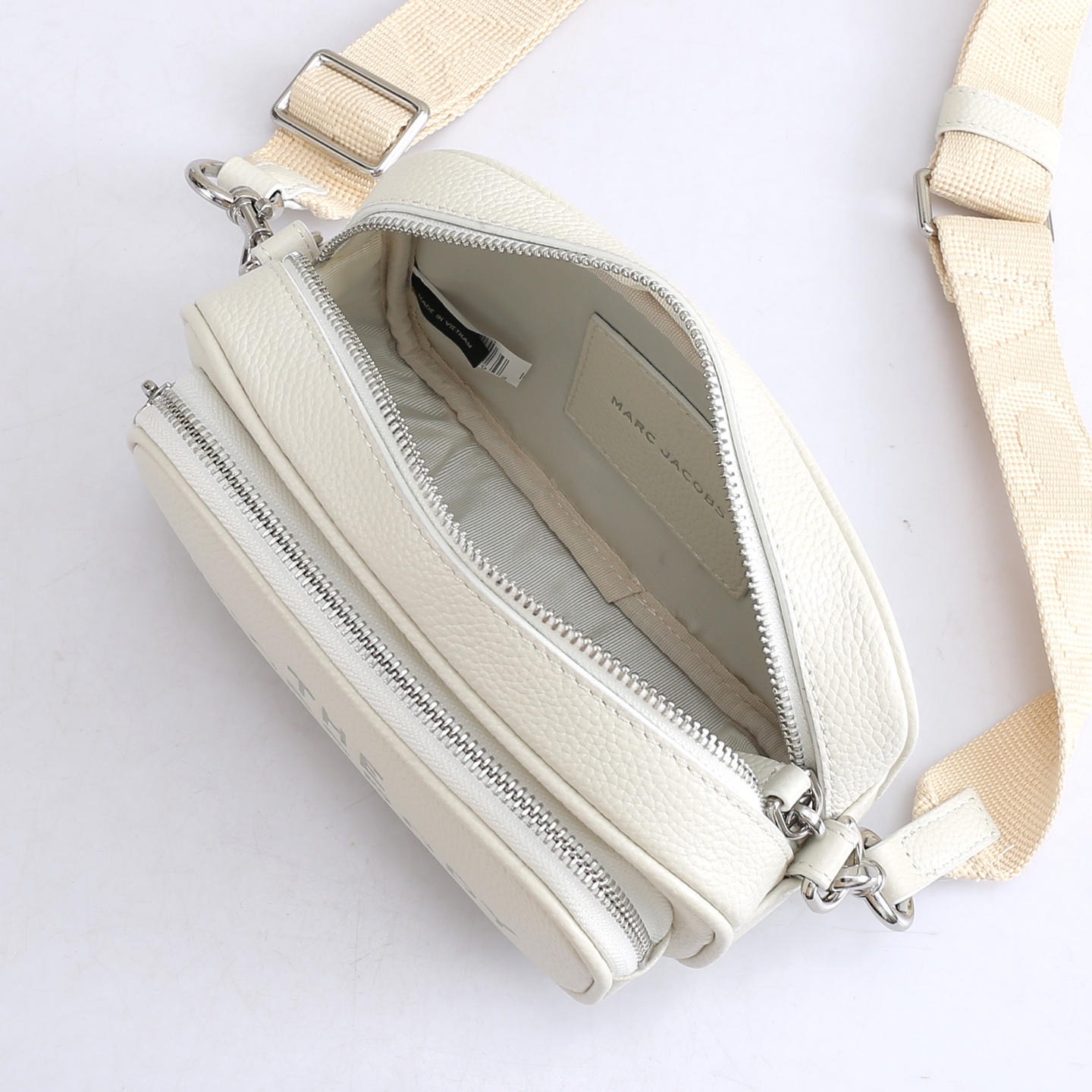 MarcJacobs更新了的相机包更加实用啦，出街通勤最百搭的包包#可斜挎可手提，当作胸包秒变潮流；容量