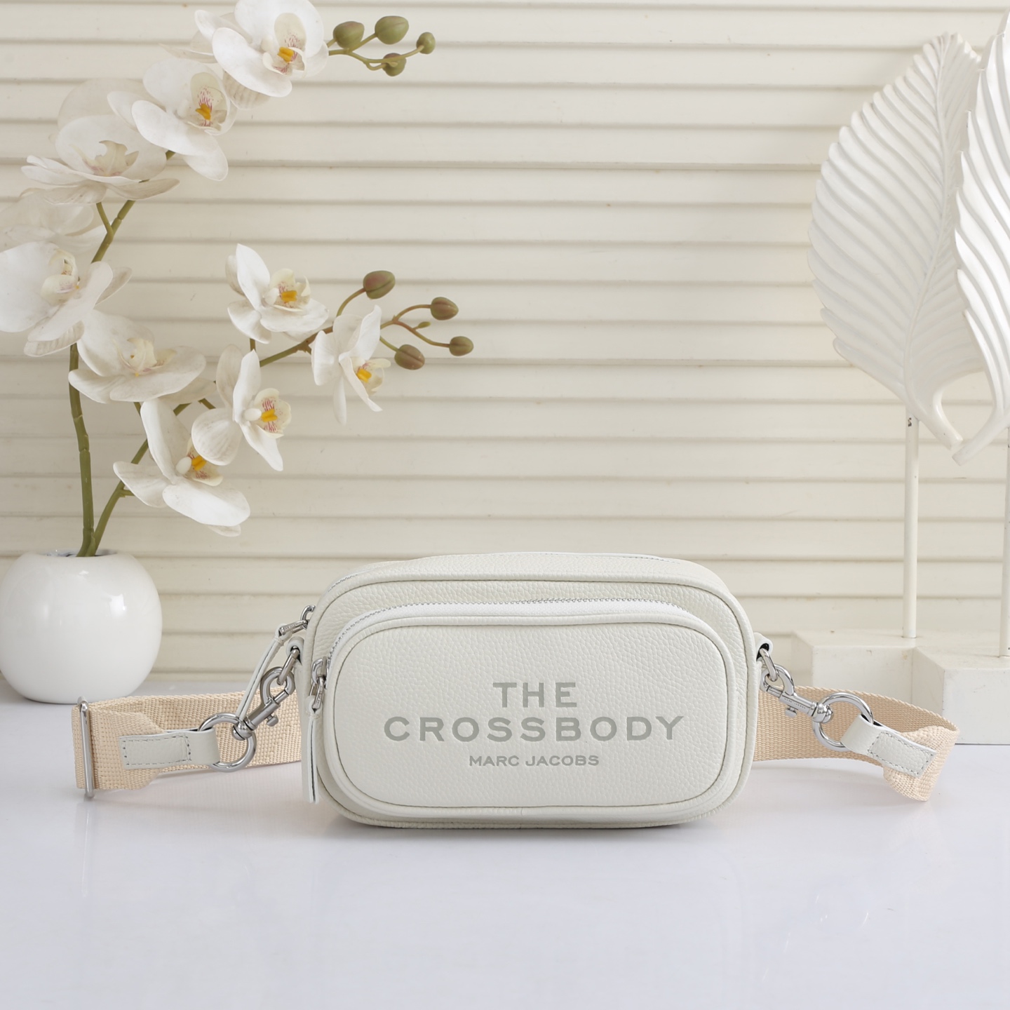 MarcJacobs更新了的相机包更加实用啦，出街通勤最百搭的包包#可斜挎可手提，当作胸包秒变潮流；容量