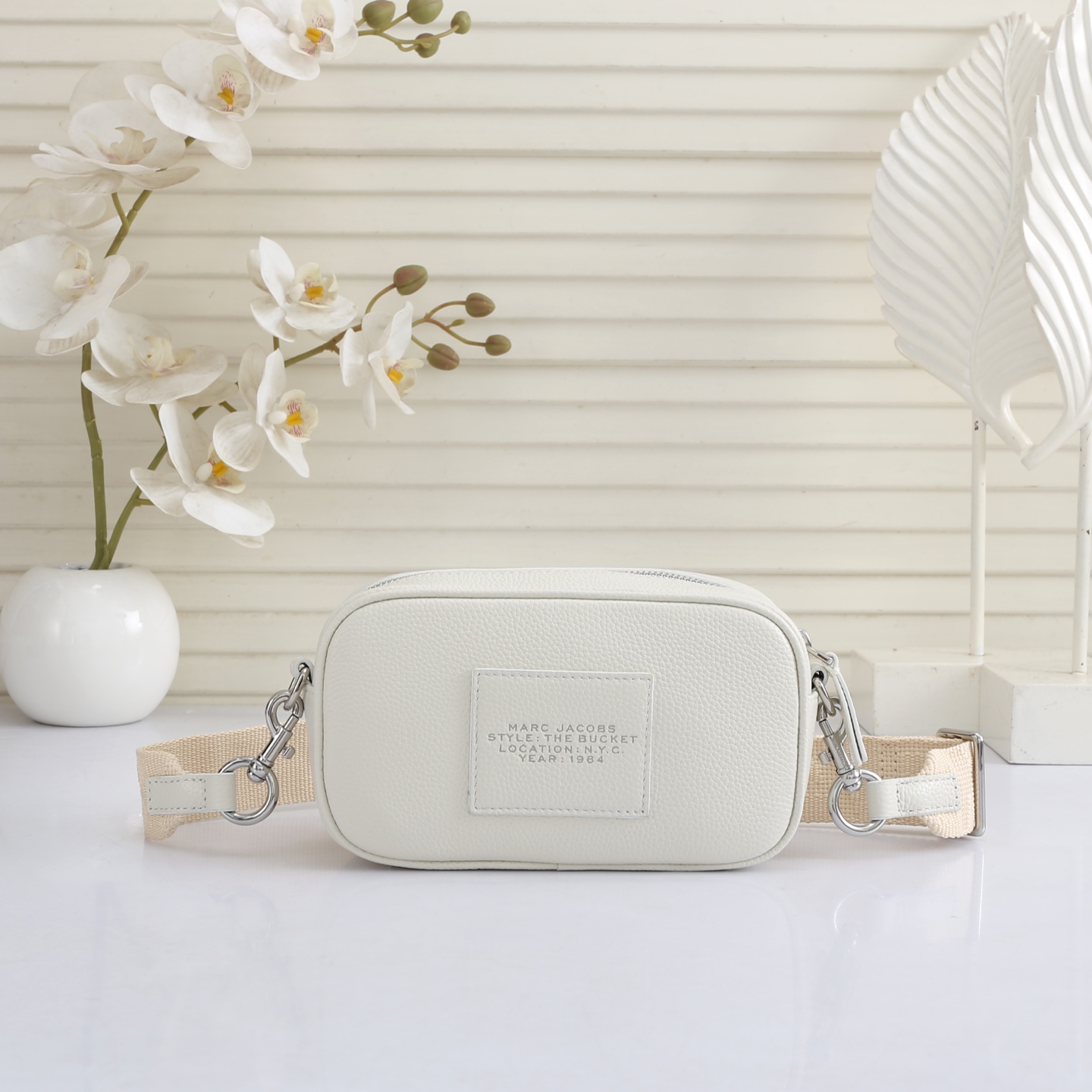 MarcJacobs更新了的相机包更加实用啦，出街通勤最百搭的包包#可斜挎可手提，当作胸包秒变潮流；容量