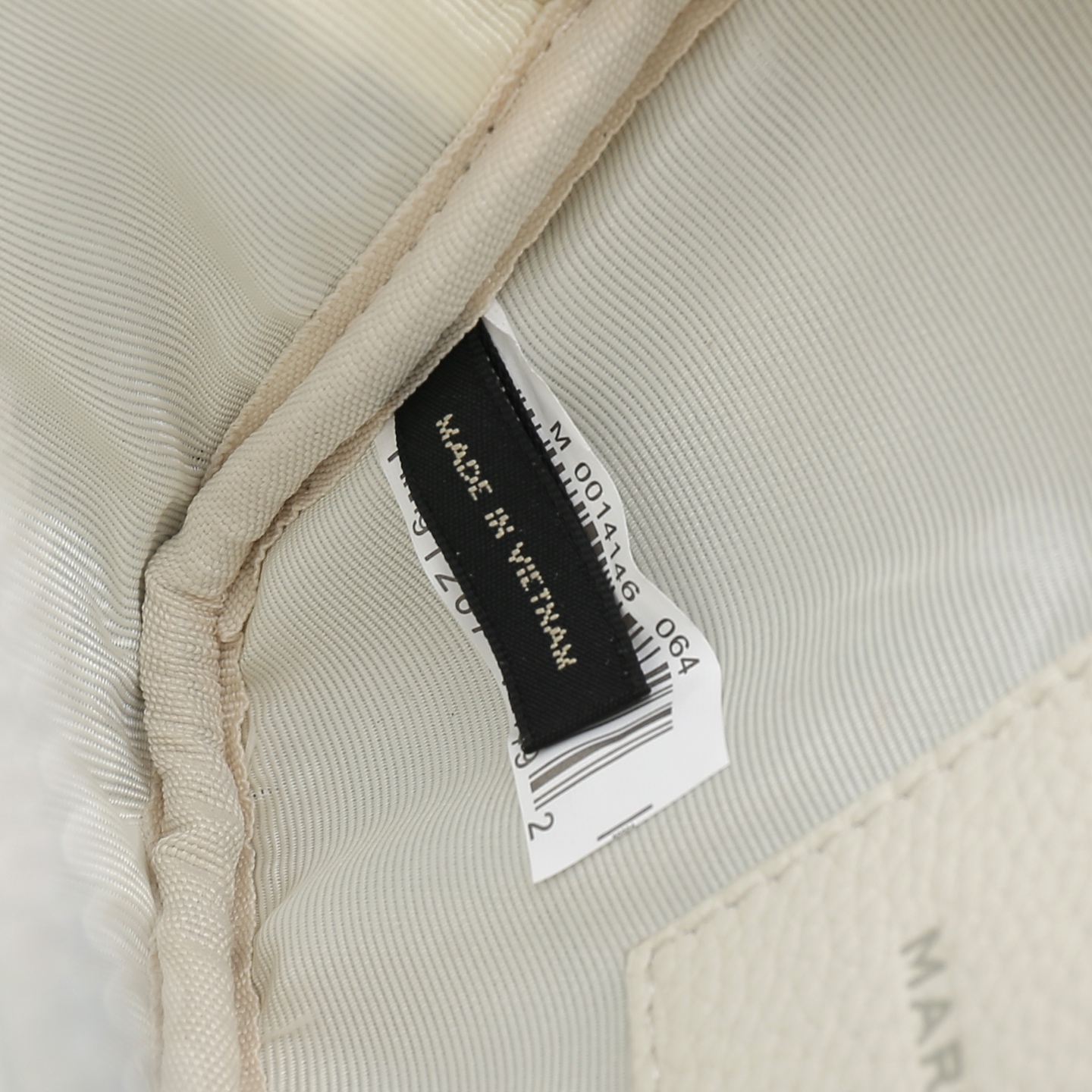 MarcJacobs更新了的相机包更加实用啦，出街通勤最百搭的包包#可斜挎可手提，当作胸包秒变潮流；容量