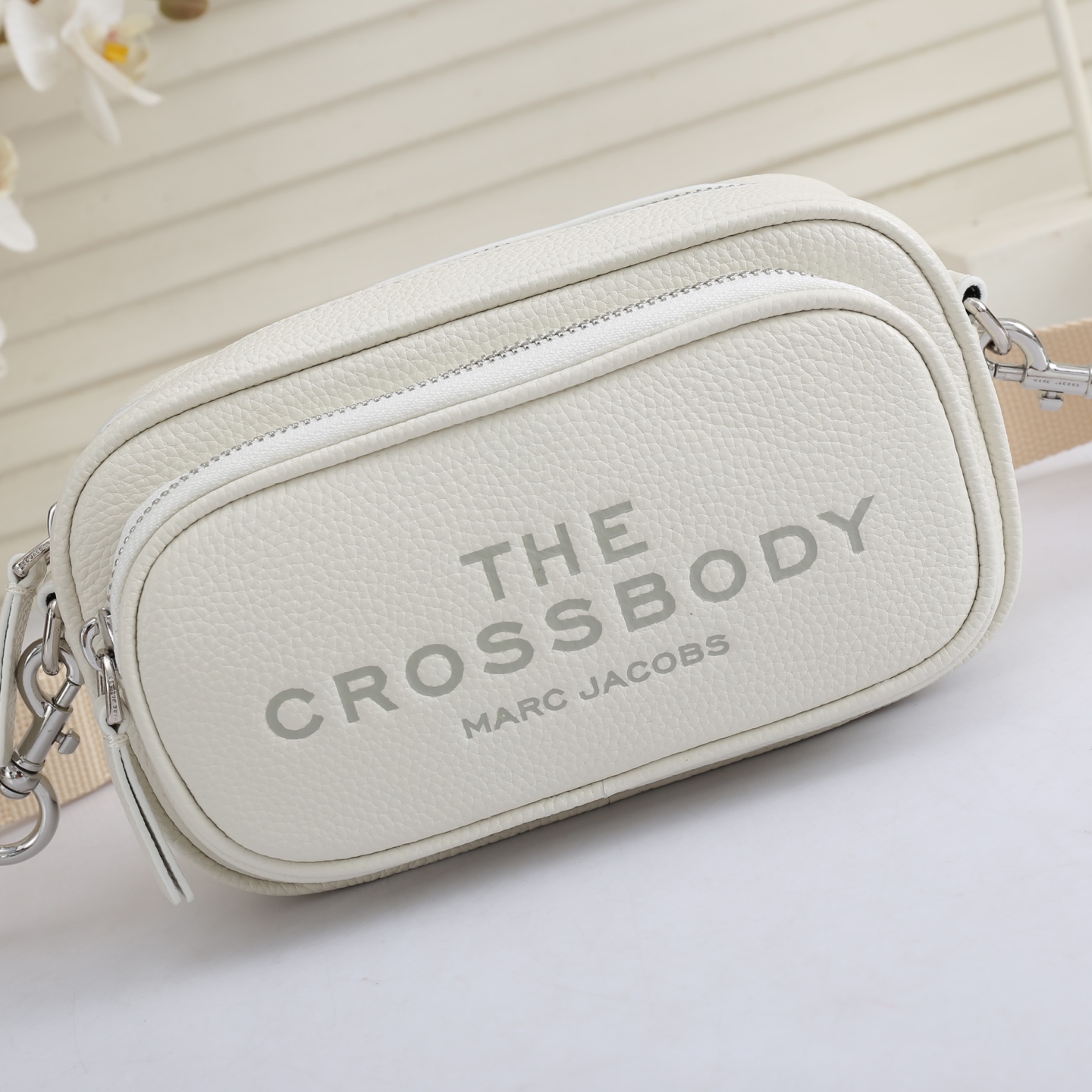 MarcJacobs更新了的相机包更加实用啦，出街通勤最百搭的包包#可斜挎可手提，当作胸包秒变潮流；容量