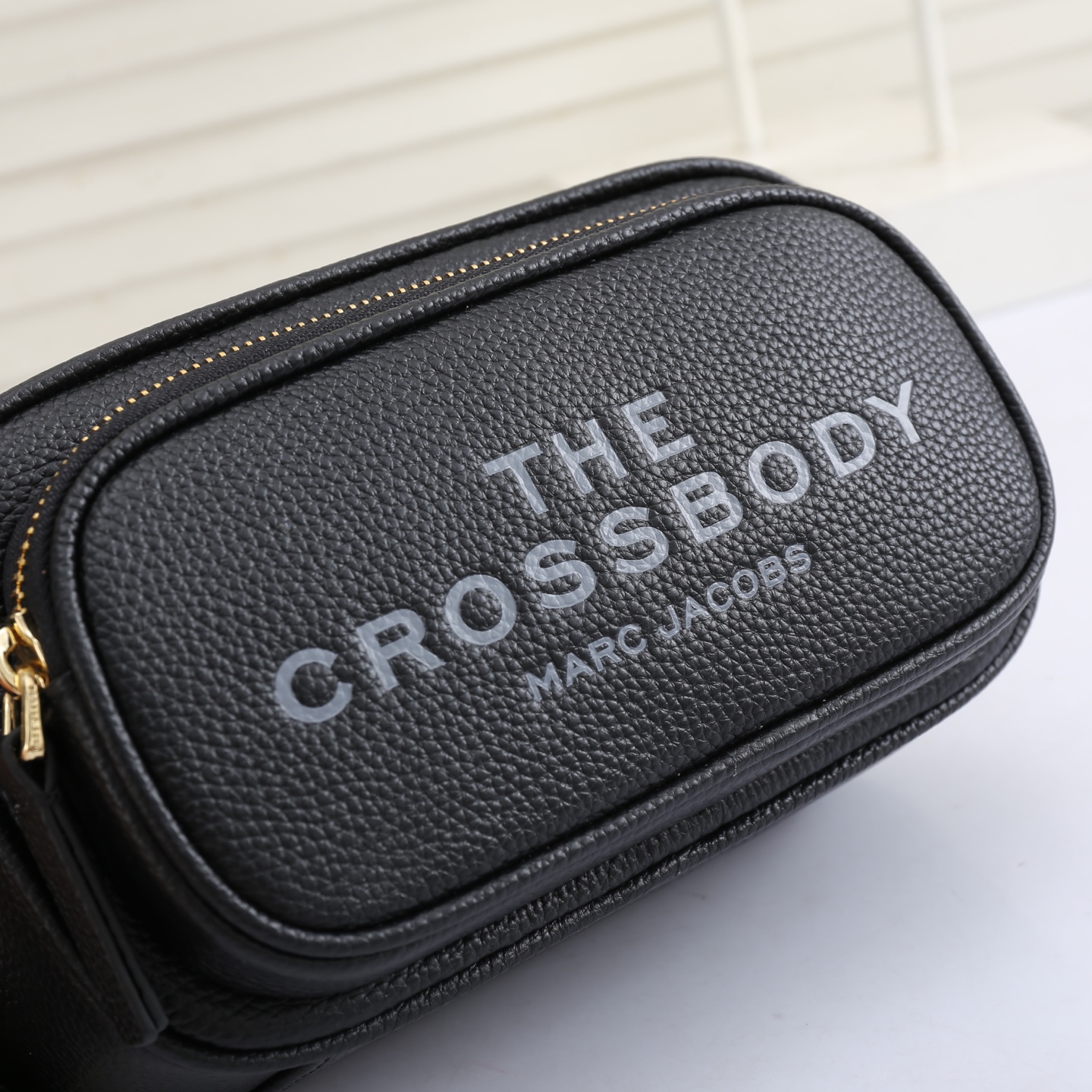 MarcJacobs更新了的相机包更加实用啦，出街通勤最百搭的包包#可斜挎可手提，当作胸包秒变潮流；容量