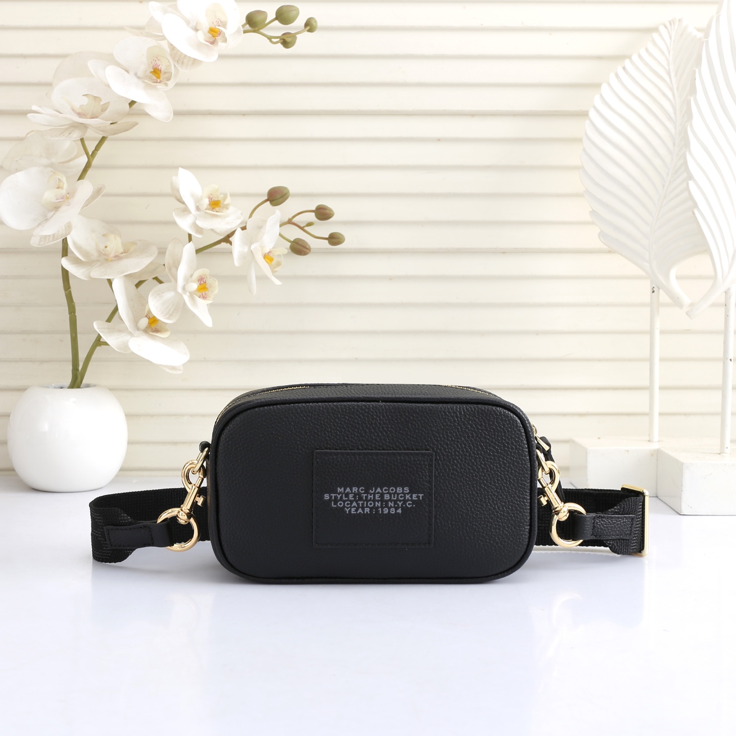 MarcJacobs更新了的相机包更加实用啦，出街通勤最百搭的包包#可斜挎可手提，当作胸包秒变潮流；容量