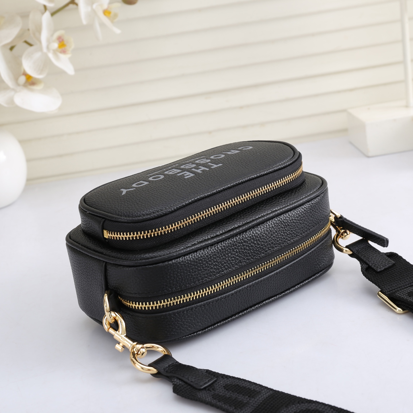 MarcJacobs更新了的相机包更加实用啦，出街通勤最百搭的包包#可斜挎可手提，当作胸包秒变潮流；容量