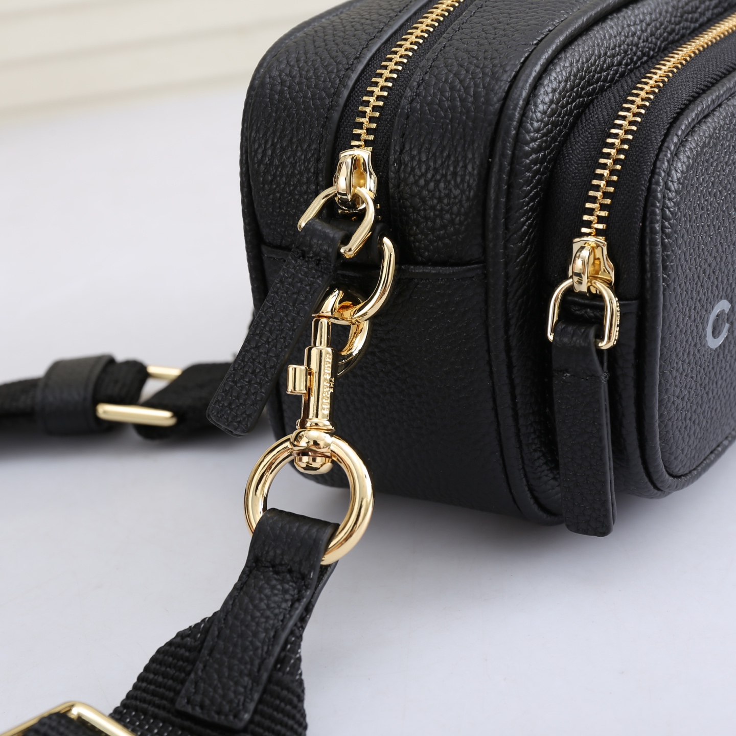 MarcJacobs更新了的相机包更加实用啦，出街通勤最百搭的包包#可斜挎可手提，当作胸包秒变潮流；容量