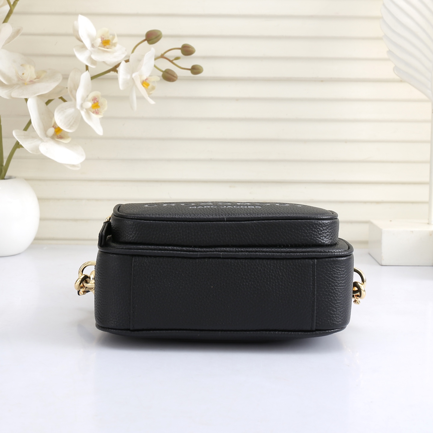 MarcJacobs更新了的相机包更加实用啦，出街通勤最百搭的包包#可斜挎可手提，当作胸包秒变潮流；容量