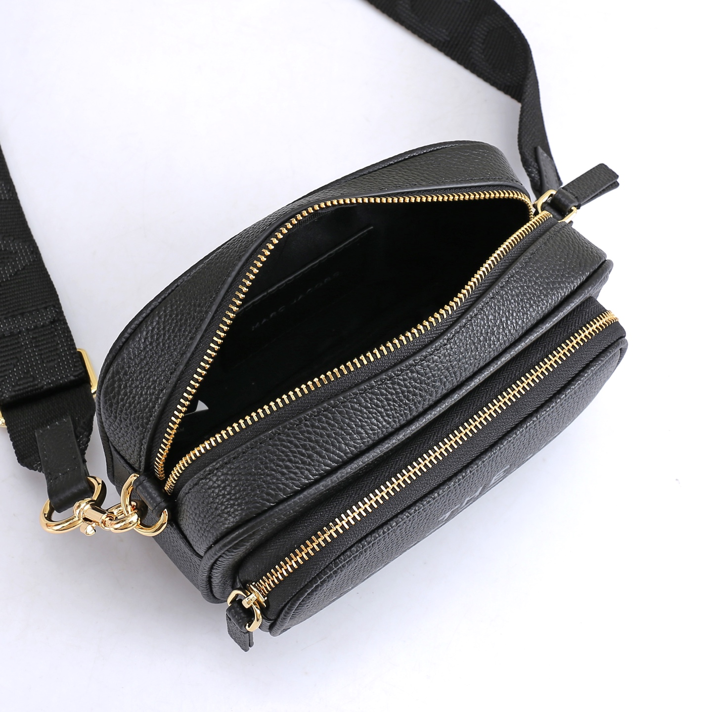 MarcJacobs更新了的相机包更加实用啦，出街通勤最百搭的包包#可斜挎可手提，当作胸包秒变潮流；容量