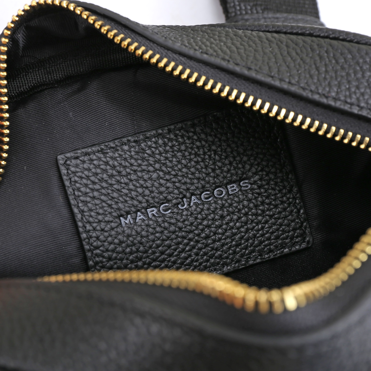 MarcJacobs更新了的相机包更加实用啦，出街通勤最百搭的包包#可斜挎可手提，当作胸包秒变潮流；容量