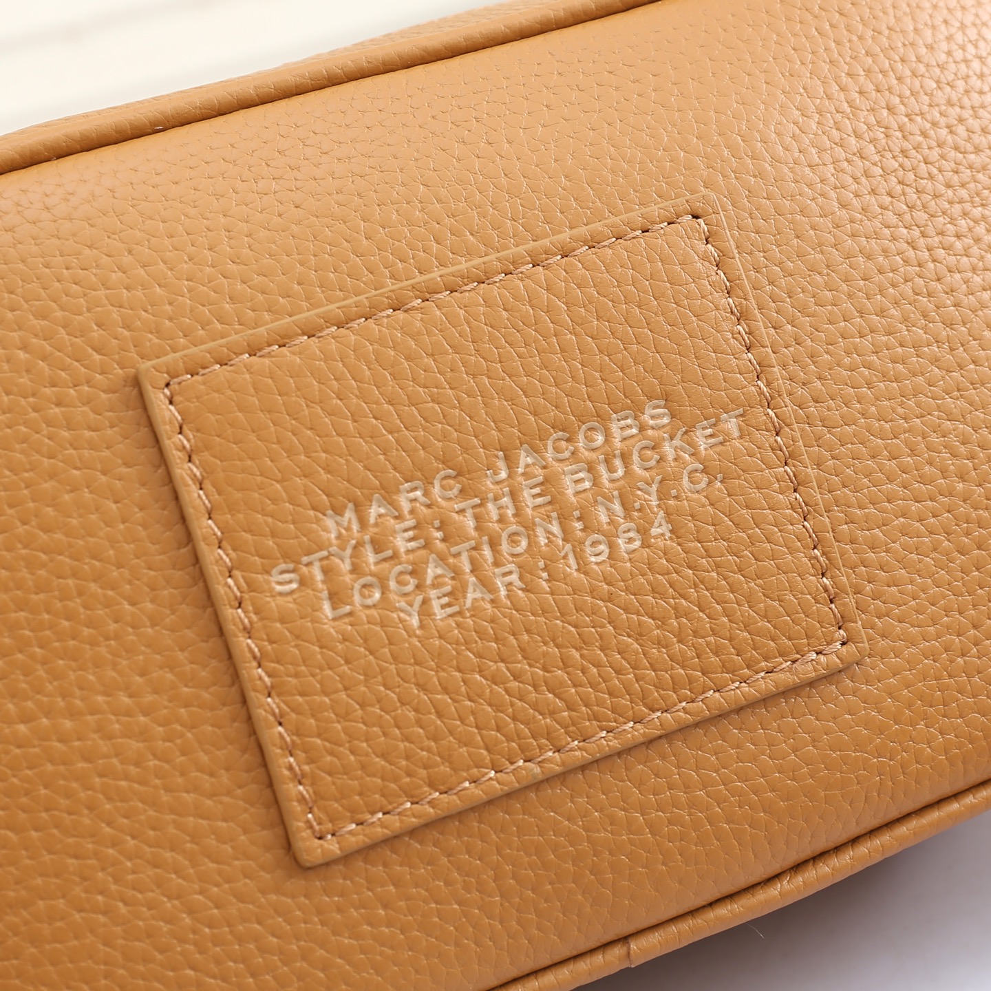 MarcJacobs更新了的相机包更加实用啦，出街通勤最百搭的包包#可斜挎可手提，当作胸包秒变潮流；容量