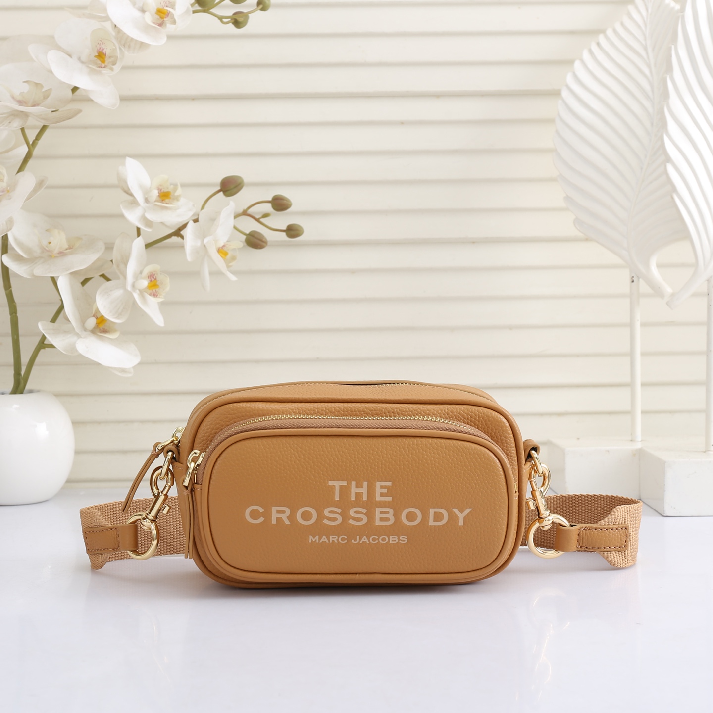 MarcJacobs更新了的相机包更加实用啦，出街通勤最百搭的包包#可斜挎可手提，当作胸包秒变潮流；容量