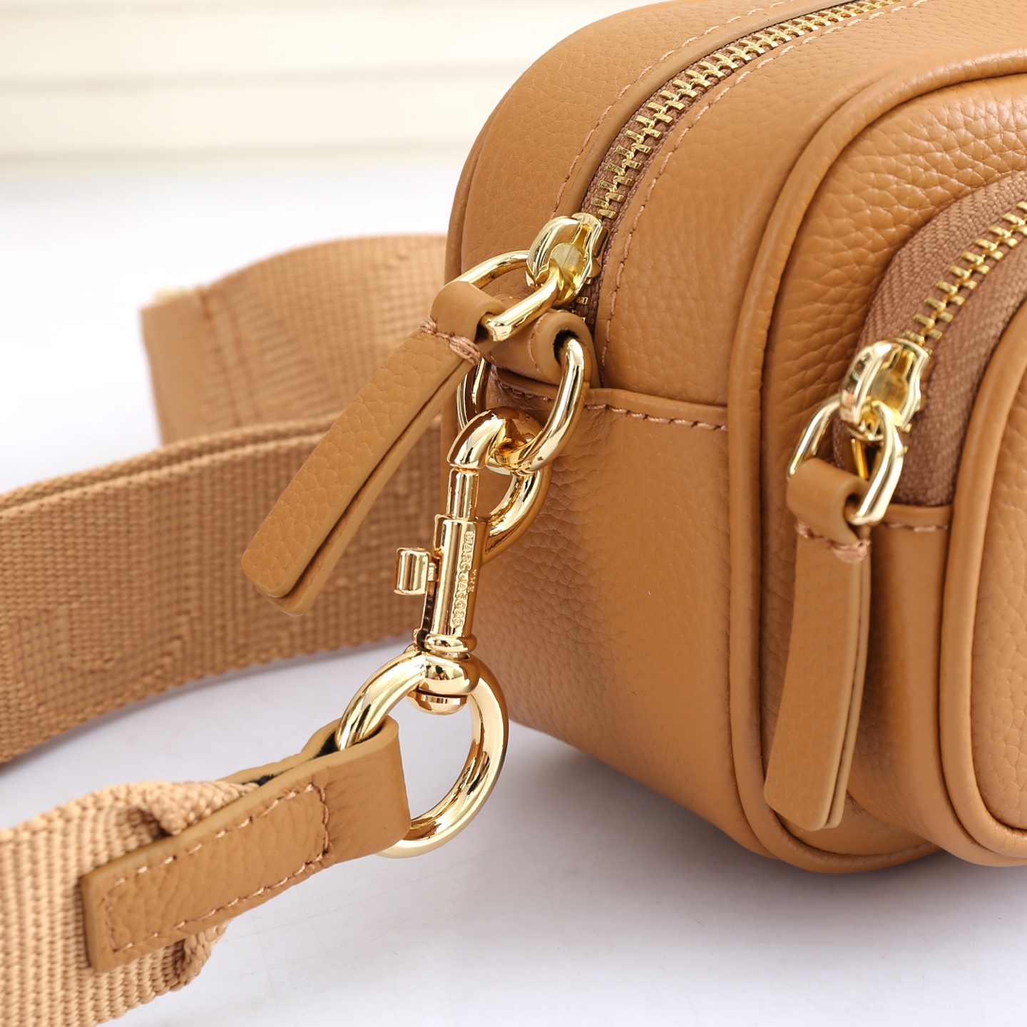 MarcJacobs更新了的相机包更加实用啦，出街通勤最百搭的包包#可斜挎可手提，当作胸包秒变潮流；容量