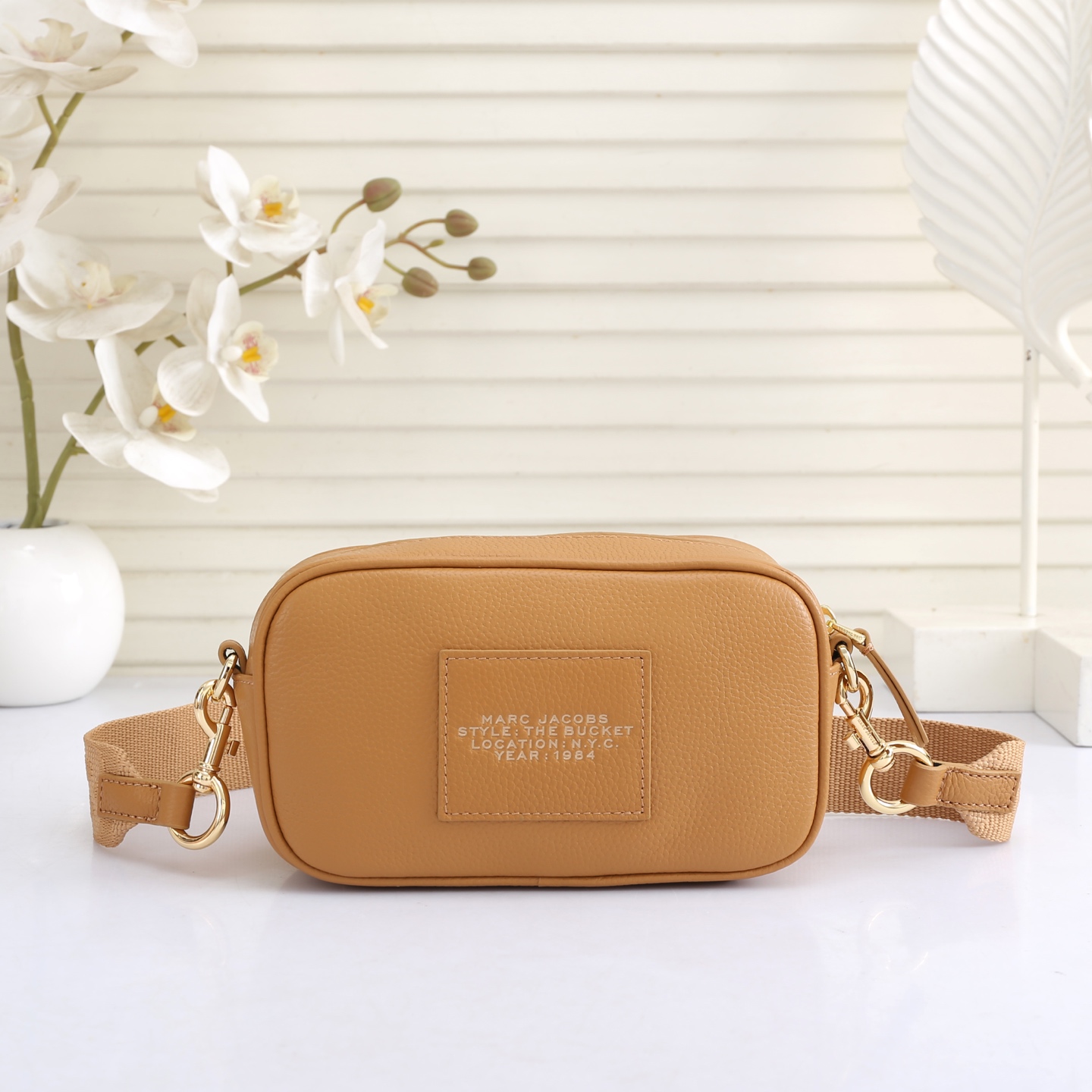 MarcJacobs更新了的相机包更加实用啦，出街通勤最百搭的包包#可斜挎可手提，当作胸包秒变潮流；容量