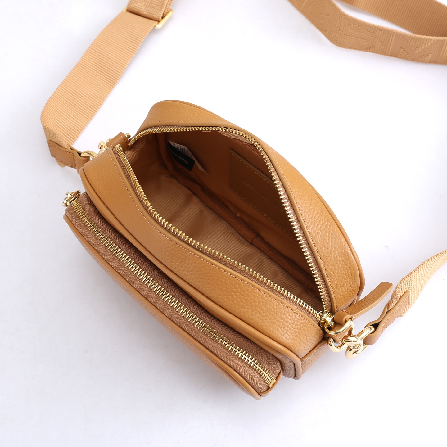 MarcJacobs更新了的相机包更加实用啦，出街通勤最百搭的包包#可斜挎可手提，当作胸包秒变潮流；容量