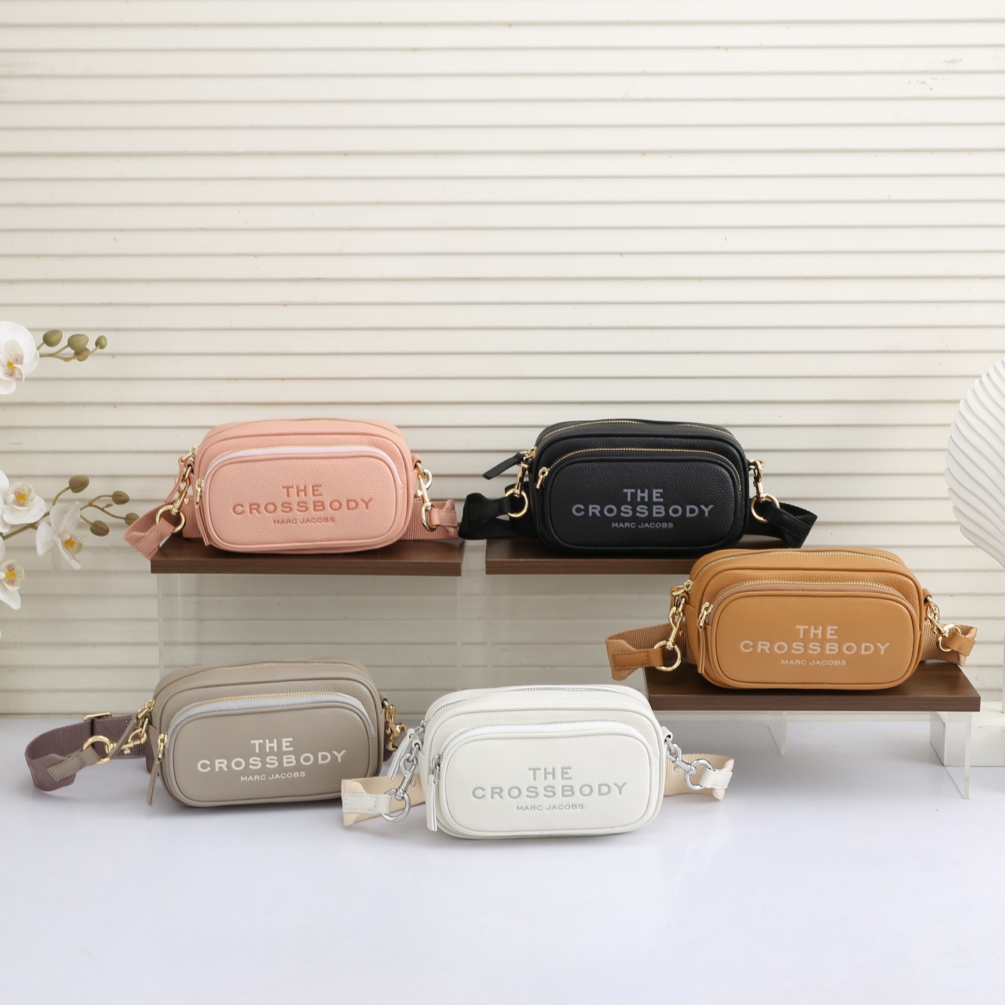 MarcJacobs更新了的相机包更加实用啦，出街通勤最百搭的包包#可斜挎可手提，当作胸包秒变潮流；容量