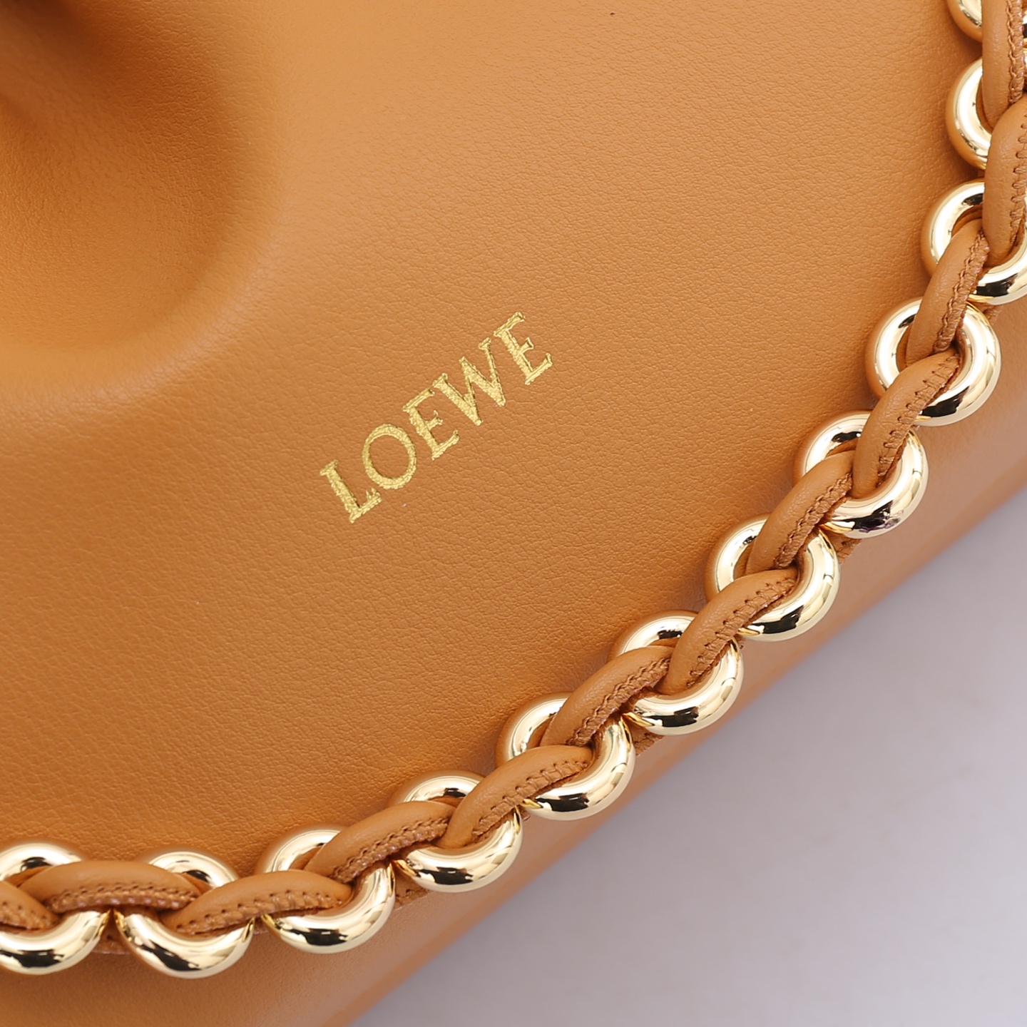 LOEWE罗意威云朵包杨幂、奚梦瑶同款、软软绵绵的purse的一款牛皮抽绳云朵包、独特的包型，背在身上瞬