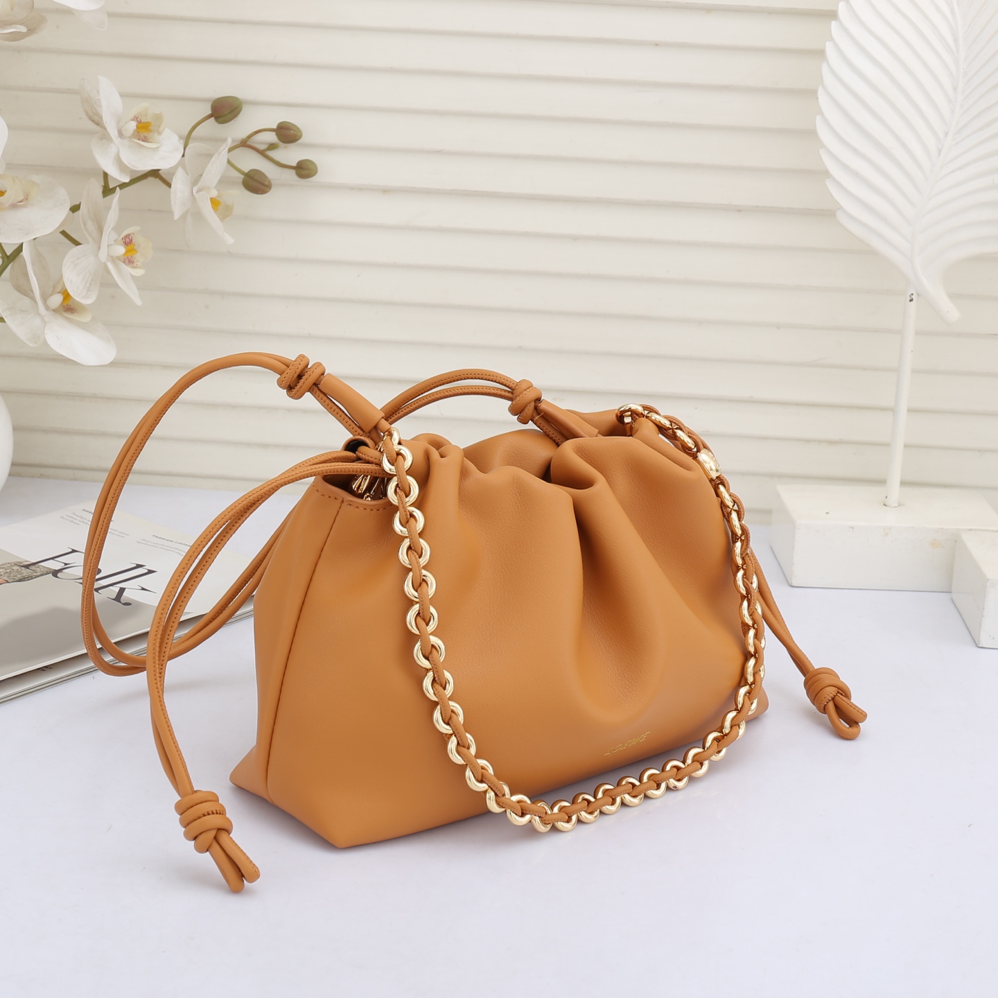 LOEWE罗意威云朵包杨幂、奚梦瑶同款、软软绵绵的purse的一款牛皮抽绳云朵包、独特的包型，背在身上瞬