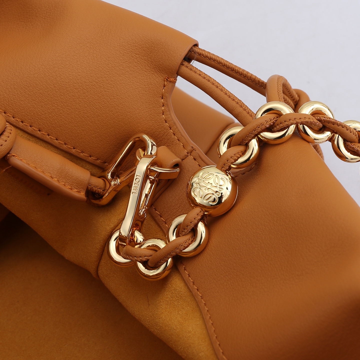 LOEWE罗意威云朵包杨幂、奚梦瑶同款、软软绵绵的purse的一款牛皮抽绳云朵包、独特的包型，背在身上瞬