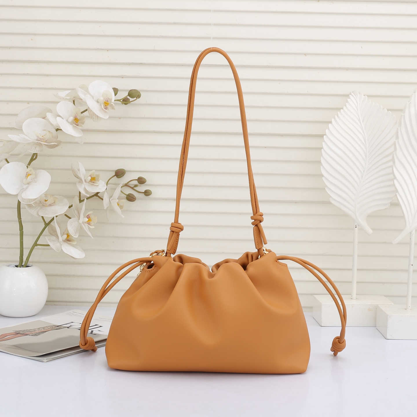 LOEWE罗意威云朵包杨幂、奚梦瑶同款、软软绵绵的purse的一款牛皮抽绳云朵包、独特的包型，背在身上瞬