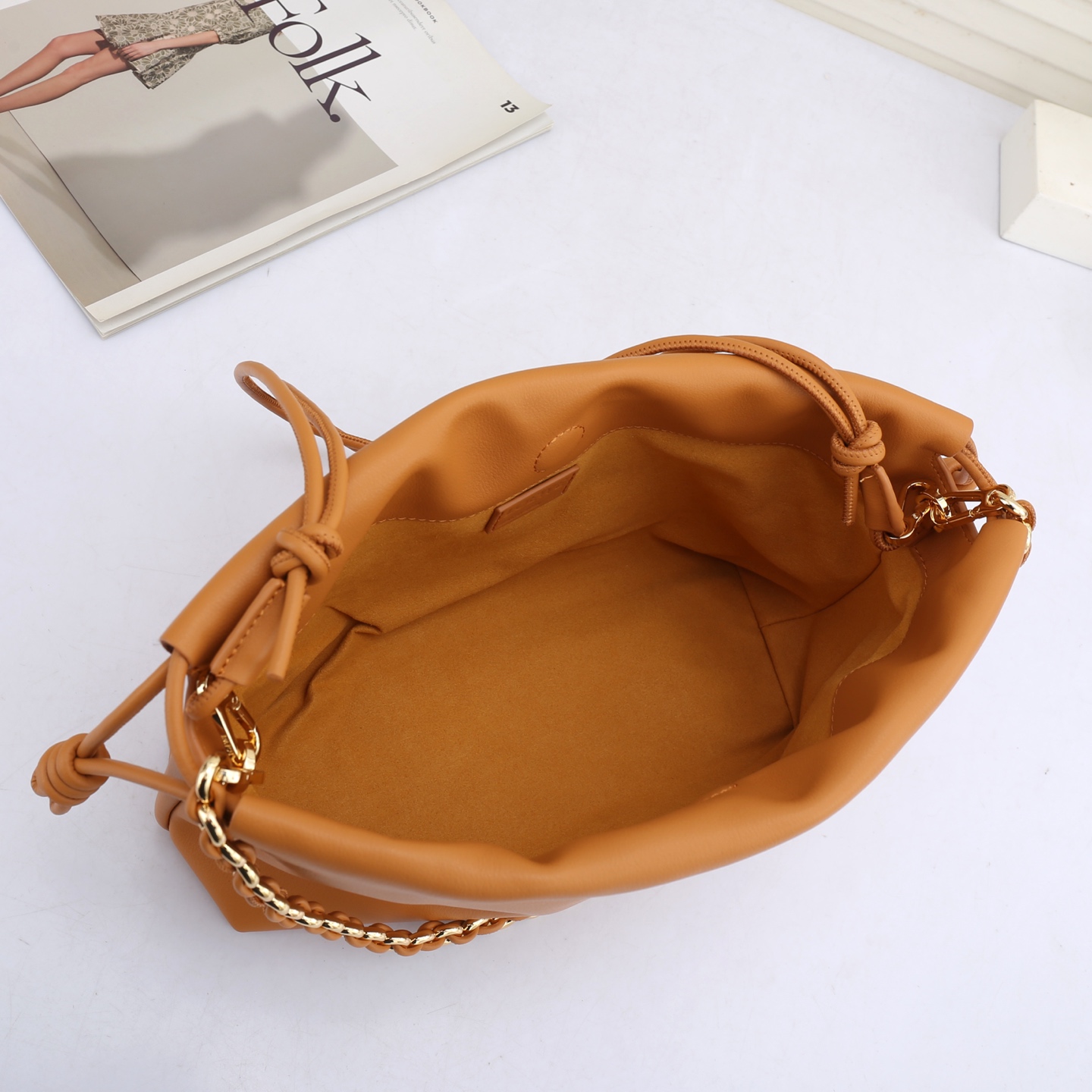 LOEWE罗意威云朵包杨幂、奚梦瑶同款、软软绵绵的purse的一款牛皮抽绳云朵包、独特的包型，背在身上瞬