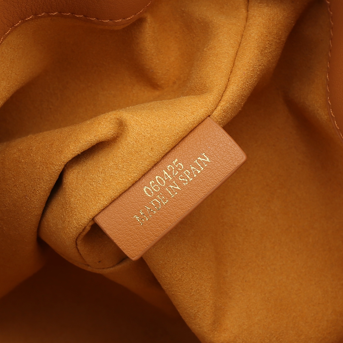 LOEWE罗意威云朵包杨幂、奚梦瑶同款、软软绵绵的purse的一款牛皮抽绳云朵包、独特的包型，背在身上瞬