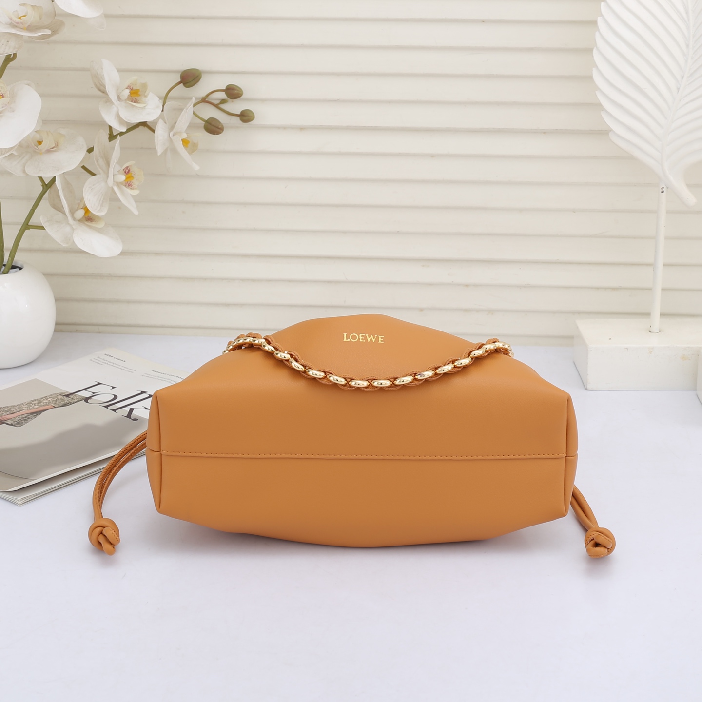 LOEWE罗意威云朵包杨幂、奚梦瑶同款、软软绵绵的purse的一款牛皮抽绳云朵包、独特的包型，背在身上瞬