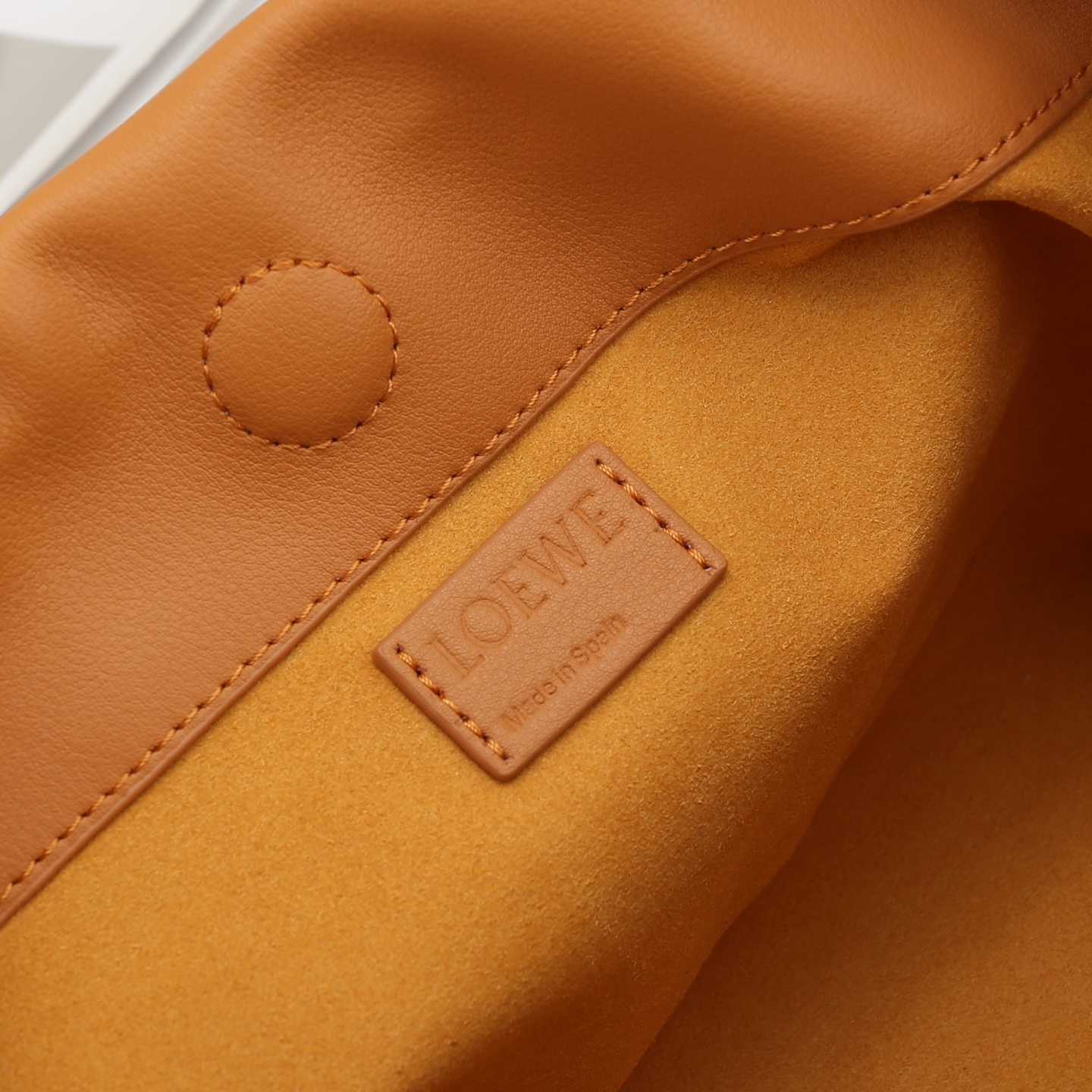 LOEWE罗意威云朵包杨幂、奚梦瑶同款、软软绵绵的purse的一款牛皮抽绳云朵包、独特的包型，背在身上瞬