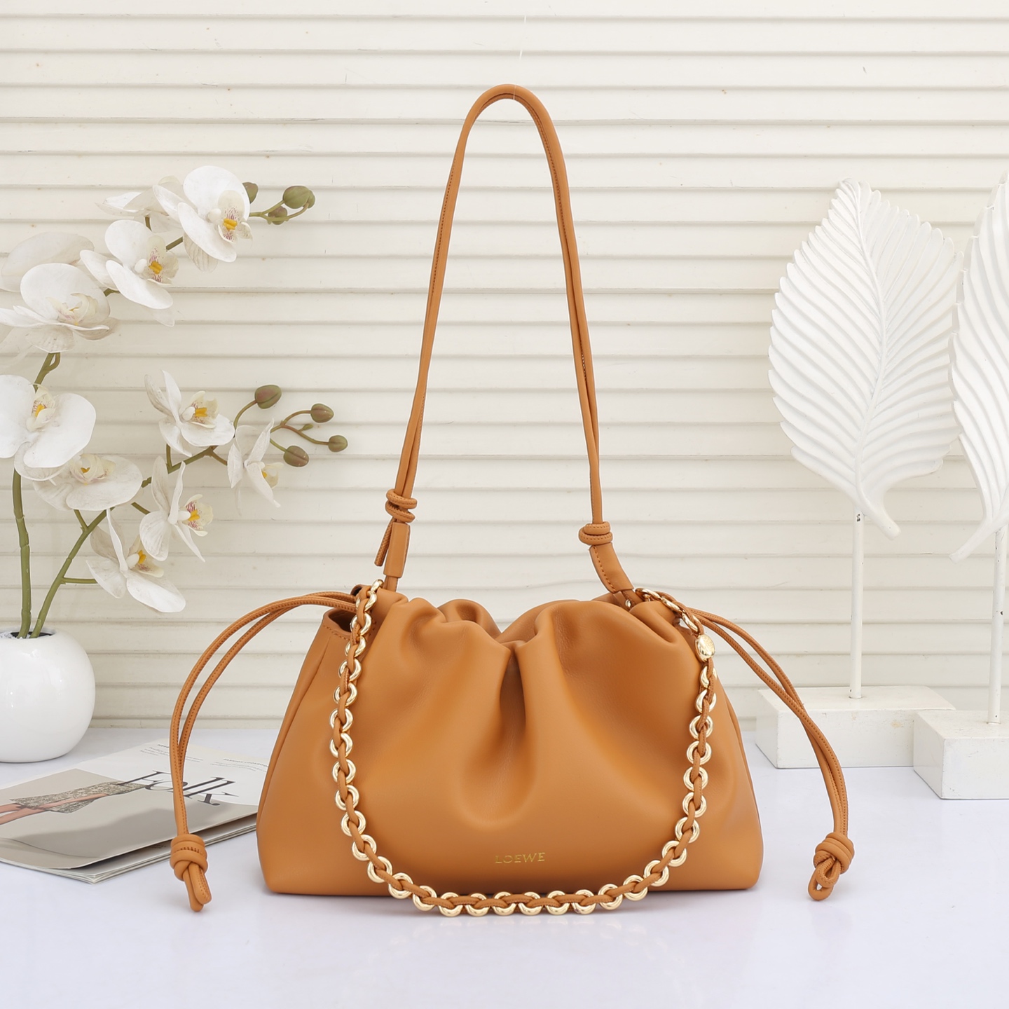 LOEWE罗意威云朵包杨幂、奚梦瑶同款、软软绵绵的purse的一款牛皮抽绳云朵包、独特的包型，背在身上瞬