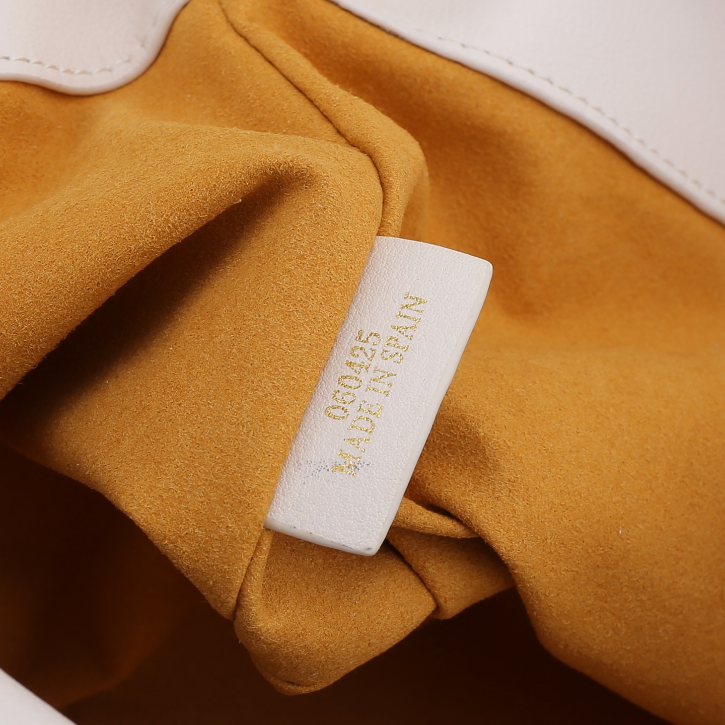 LOEWE罗意威云朵包杨幂、奚梦瑶同款、软软绵绵的purse的一款牛皮抽绳云朵包、独特的包型，背在身上瞬