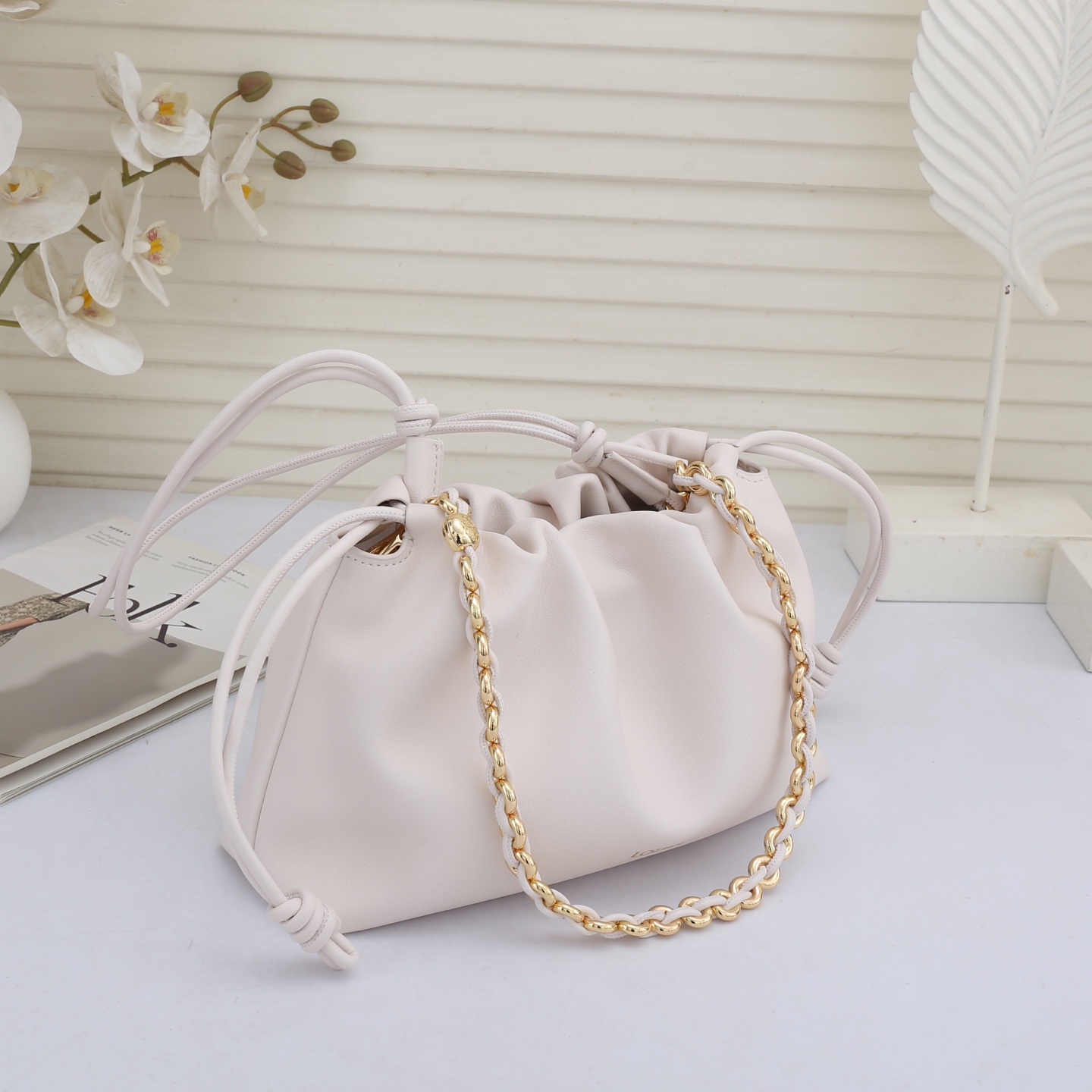 LOEWE罗意威云朵包杨幂、奚梦瑶同款、软软绵绵的purse的一款牛皮抽绳云朵包、独特的包型，背在身上瞬