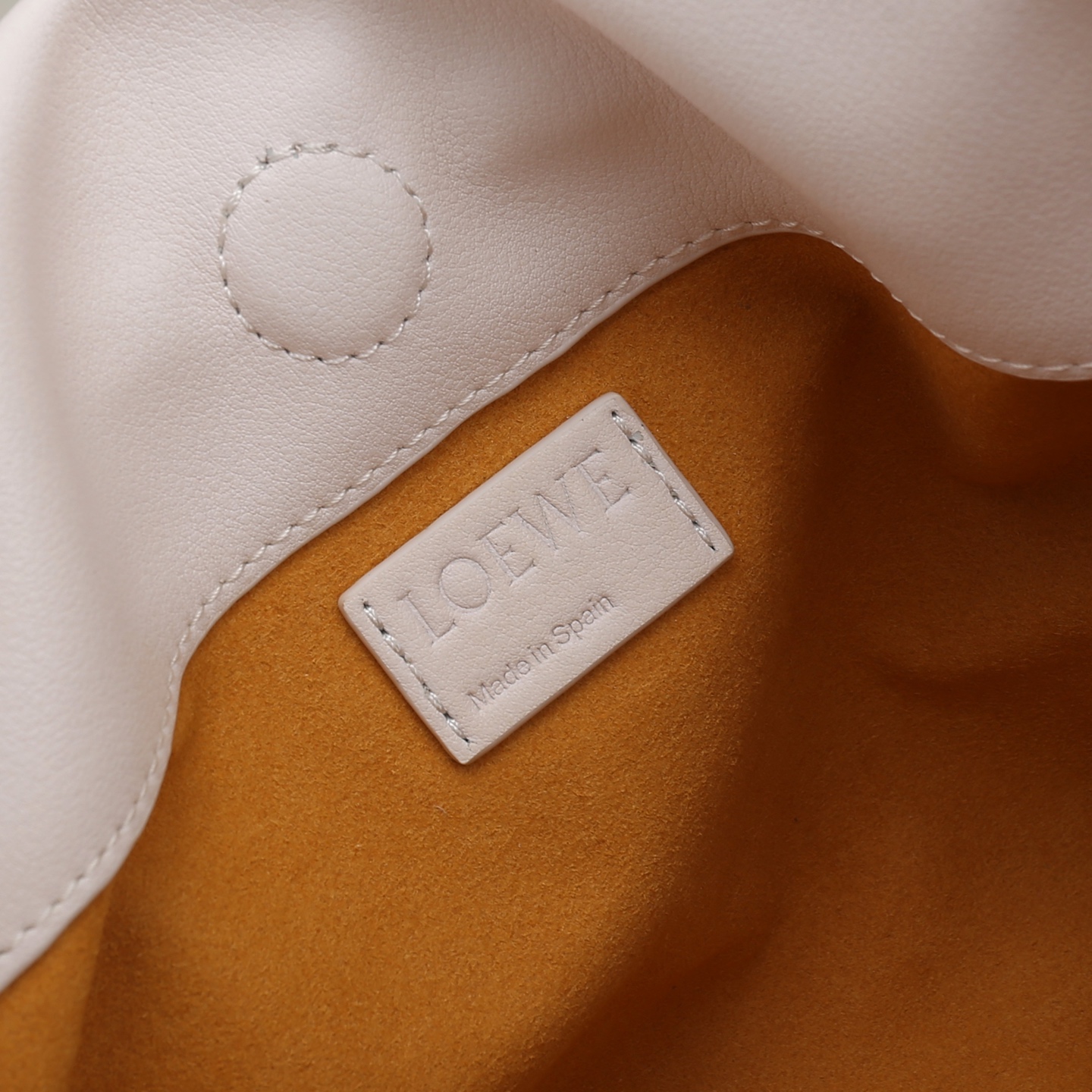 LOEWE罗意威云朵包杨幂、奚梦瑶同款、软软绵绵的purse的一款牛皮抽绳云朵包、独特的包型，背在身上瞬