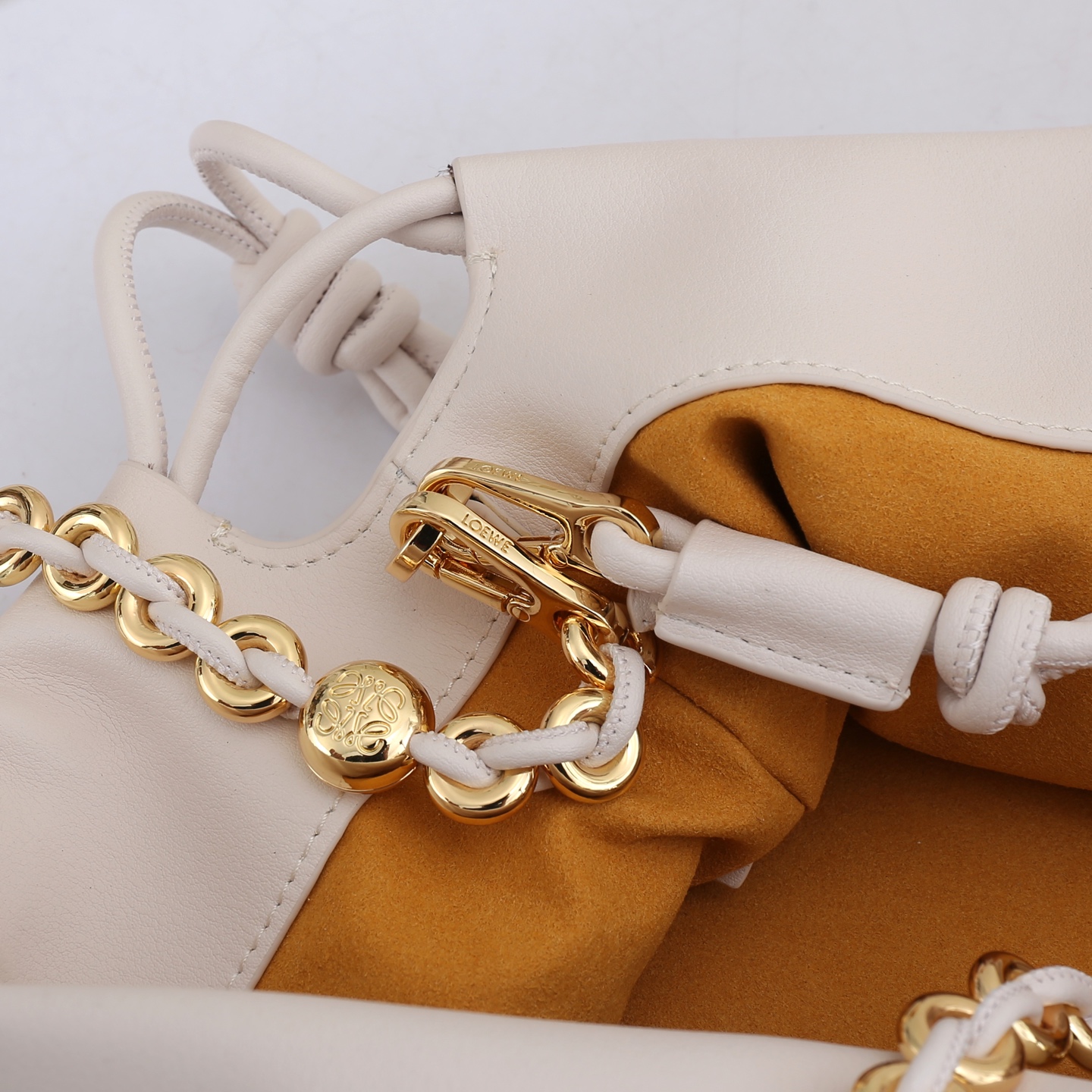 LOEWE罗意威云朵包杨幂、奚梦瑶同款、软软绵绵的purse的一款牛皮抽绳云朵包、独特的包型，背在身上瞬