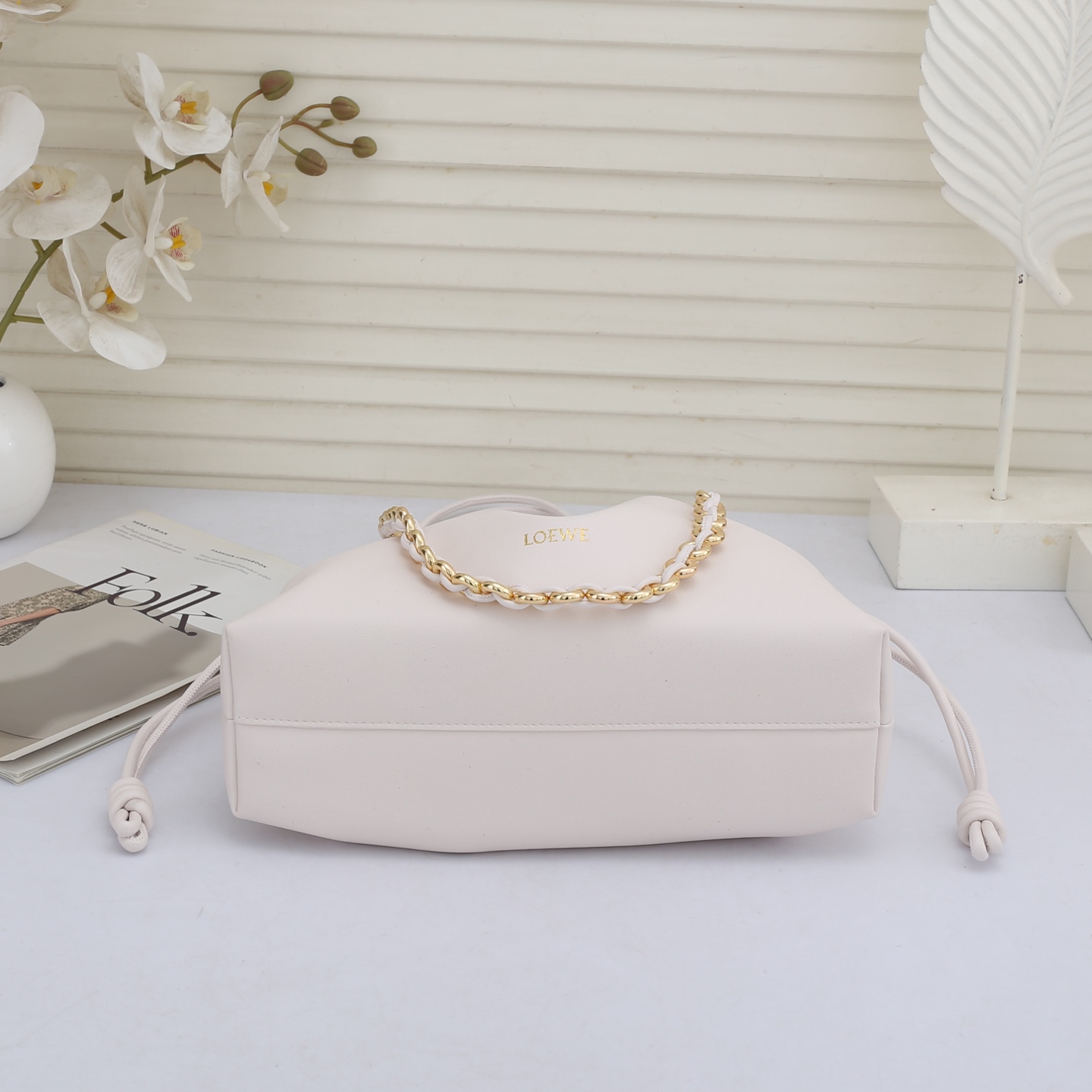 LOEWE罗意威云朵包杨幂、奚梦瑶同款、软软绵绵的purse的一款牛皮抽绳云朵包、独特的包型，背在身上瞬