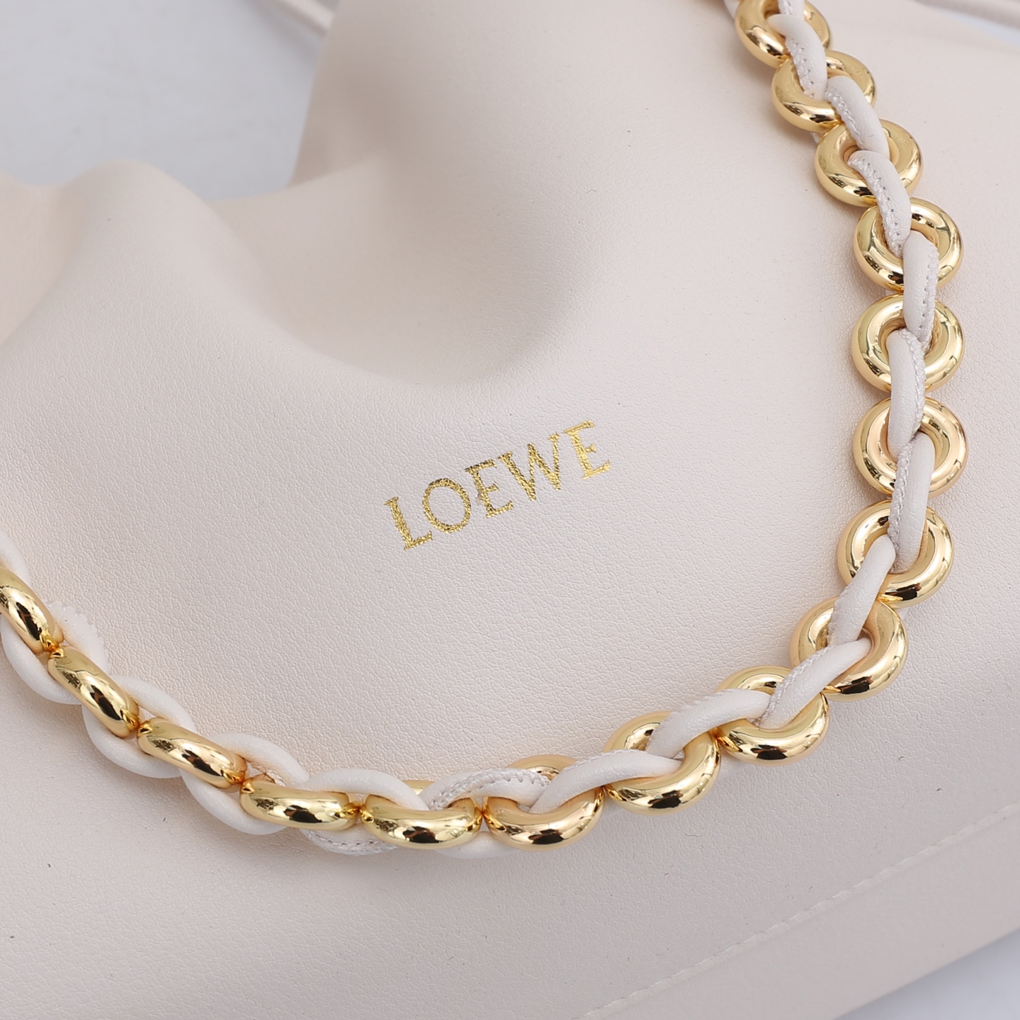 LOEWE罗意威云朵包杨幂、奚梦瑶同款、软软绵绵的purse的一款牛皮抽绳云朵包、独特的包型，背在身上瞬