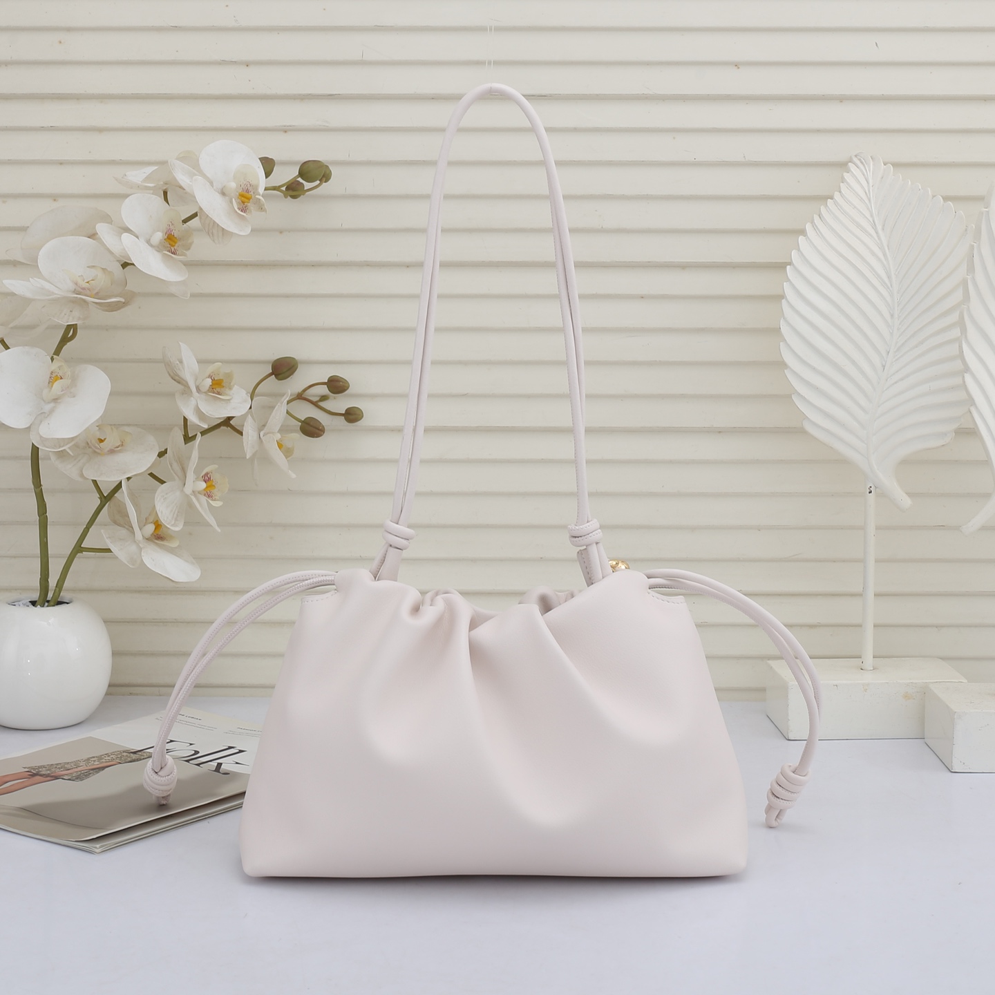 LOEWE罗意威云朵包杨幂、奚梦瑶同款、软软绵绵的purse的一款牛皮抽绳云朵包、独特的包型，背在身上瞬