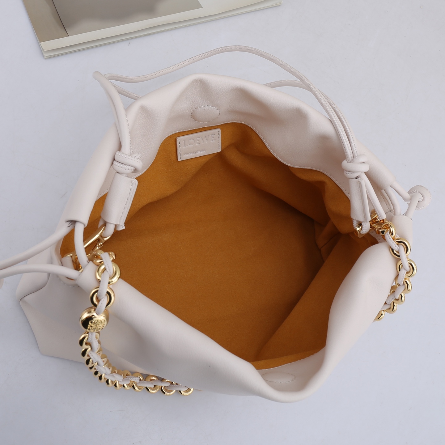 LOEWE罗意威云朵包杨幂、奚梦瑶同款、软软绵绵的purse的一款牛皮抽绳云朵包、独特的包型，背在身上瞬