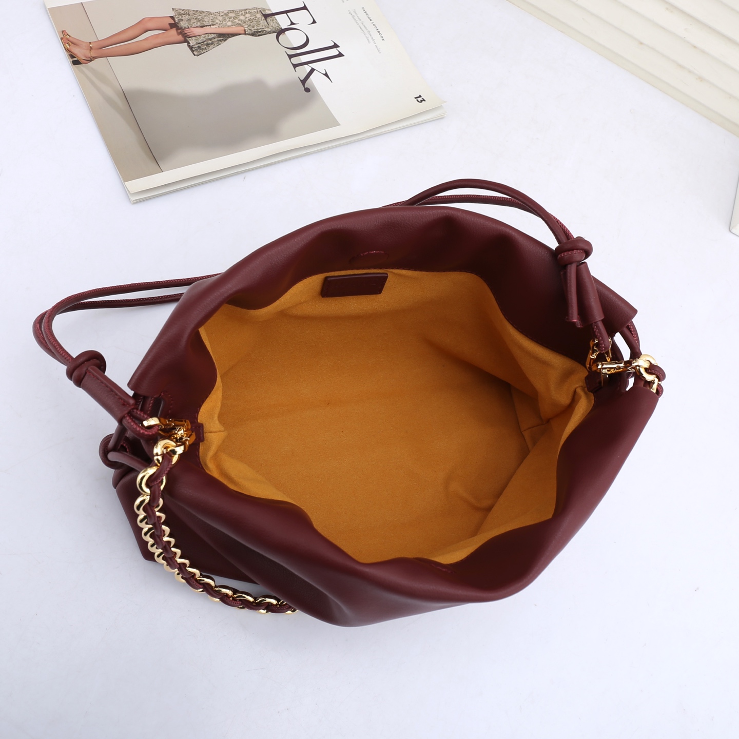 LOEWE罗意威云朵包杨幂、奚梦瑶同款、软软绵绵的purse的一款牛皮抽绳云朵包、独特的包型，背在身上瞬