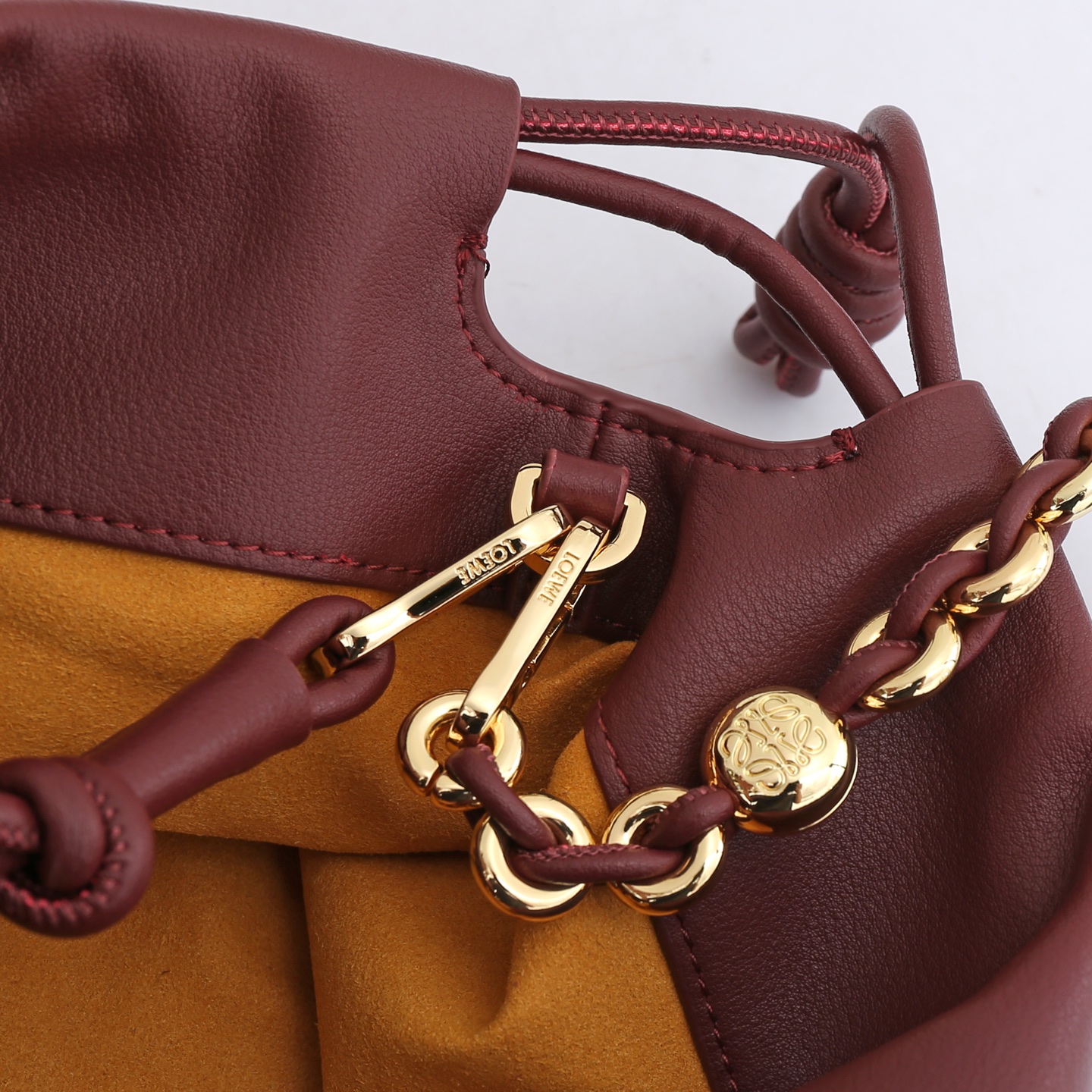 LOEWE罗意威云朵包杨幂、奚梦瑶同款、软软绵绵的purse的一款牛皮抽绳云朵包、独特的包型，背在身上瞬