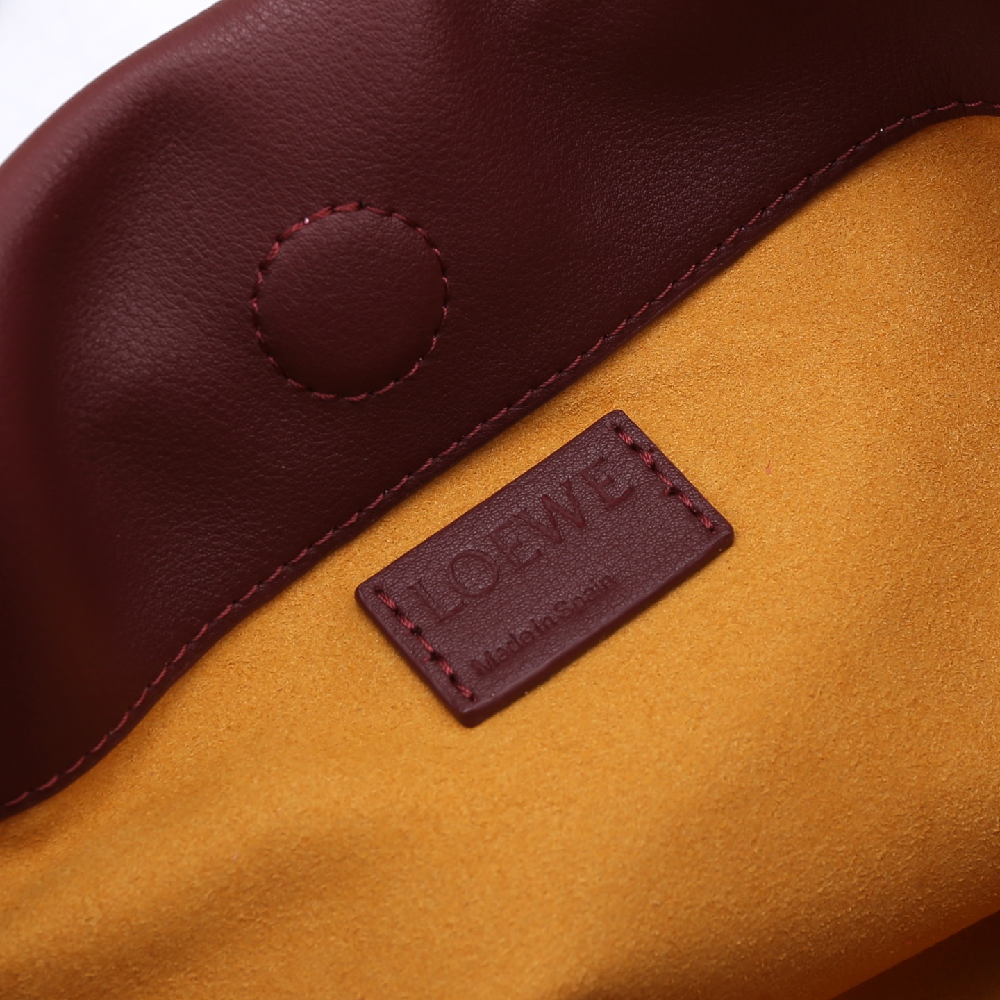 LOEWE罗意威云朵包杨幂、奚梦瑶同款、软软绵绵的purse的一款牛皮抽绳云朵包、独特的包型，背在身上瞬