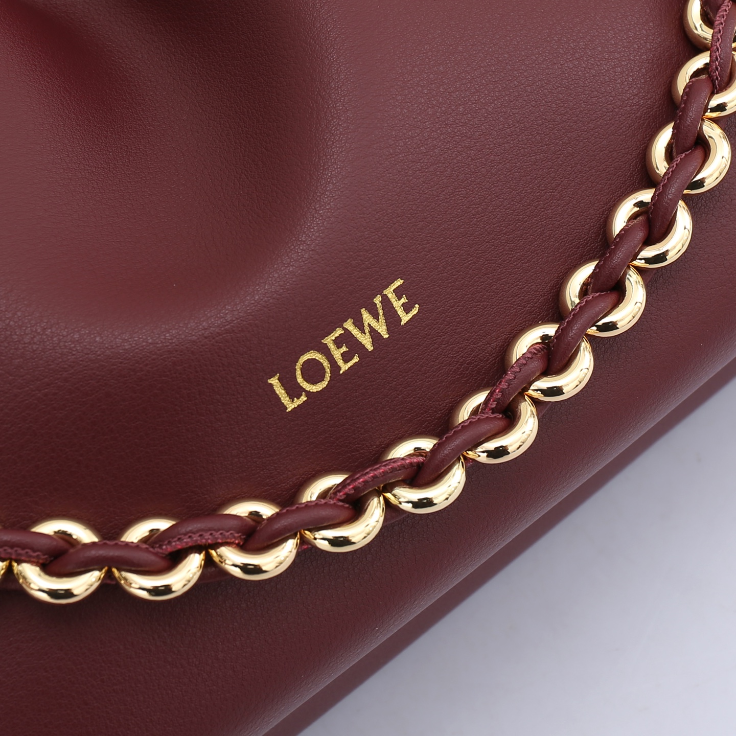 LOEWE罗意威云朵包杨幂、奚梦瑶同款、软软绵绵的purse的一款牛皮抽绳云朵包、独特的包型，背在身上瞬