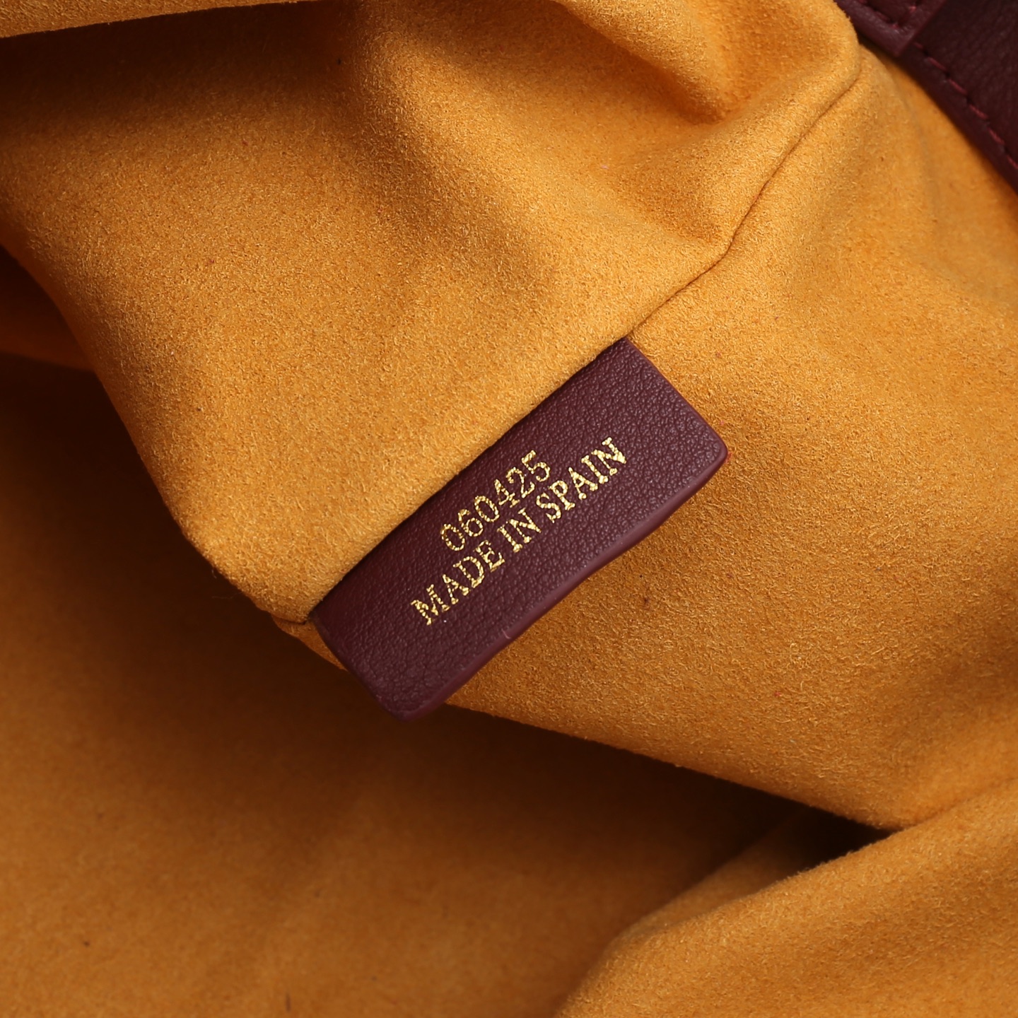 LOEWE罗意威云朵包杨幂、奚梦瑶同款、软软绵绵的purse的一款牛皮抽绳云朵包、独特的包型，背在身上瞬