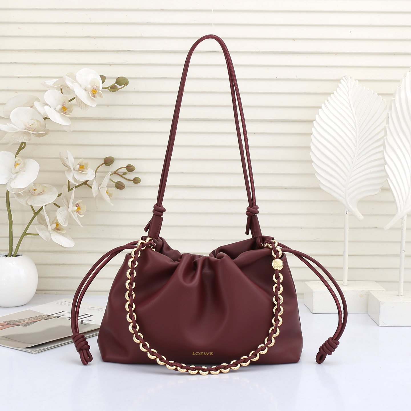 LOEWE罗意威云朵包杨幂、奚梦瑶同款、软软绵绵的purse的一款牛皮抽绳云朵包、独特的包型，背在身上瞬
