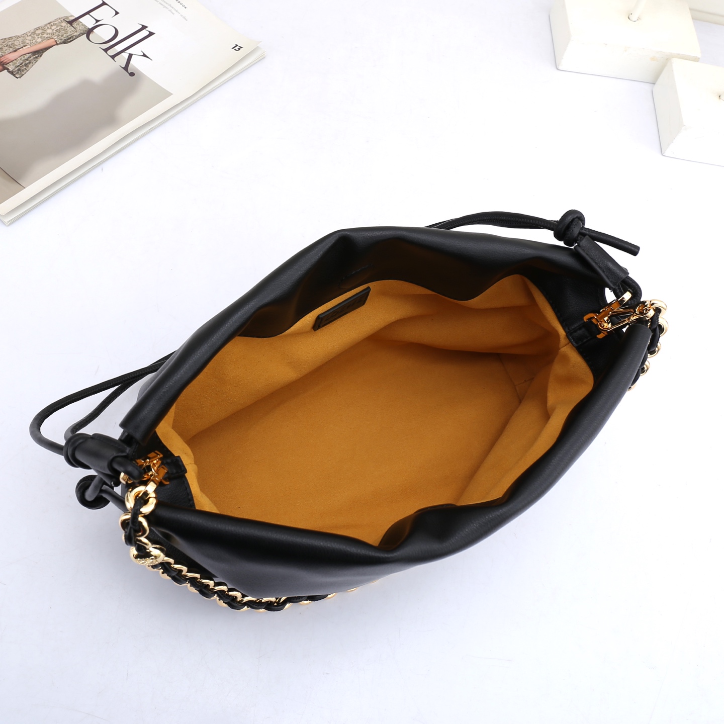 LOEWE罗意威云朵包杨幂、奚梦瑶同款、软软绵绵的purse的一款牛皮抽绳云朵包、独特的包型，背在身上瞬