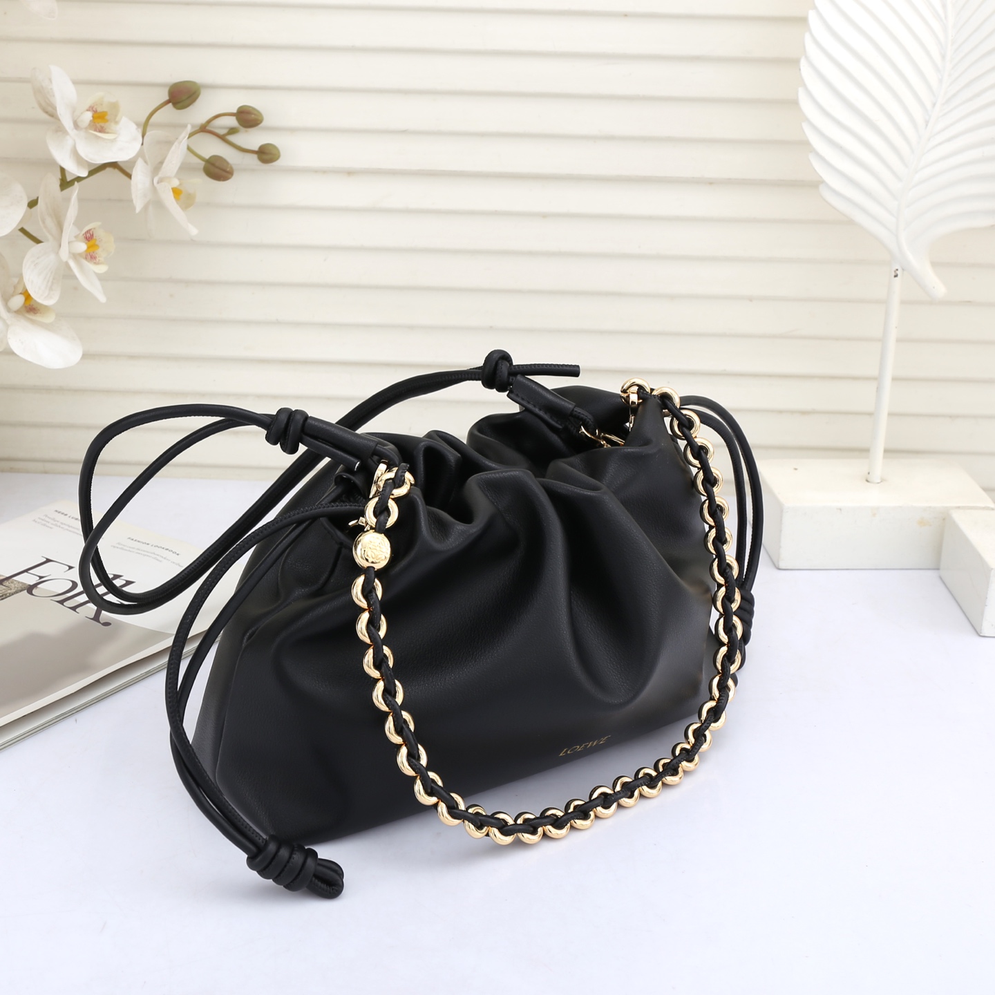 LOEWE罗意威云朵包杨幂、奚梦瑶同款、软软绵绵的purse的一款牛皮抽绳云朵包、独特的包型，背在身上瞬