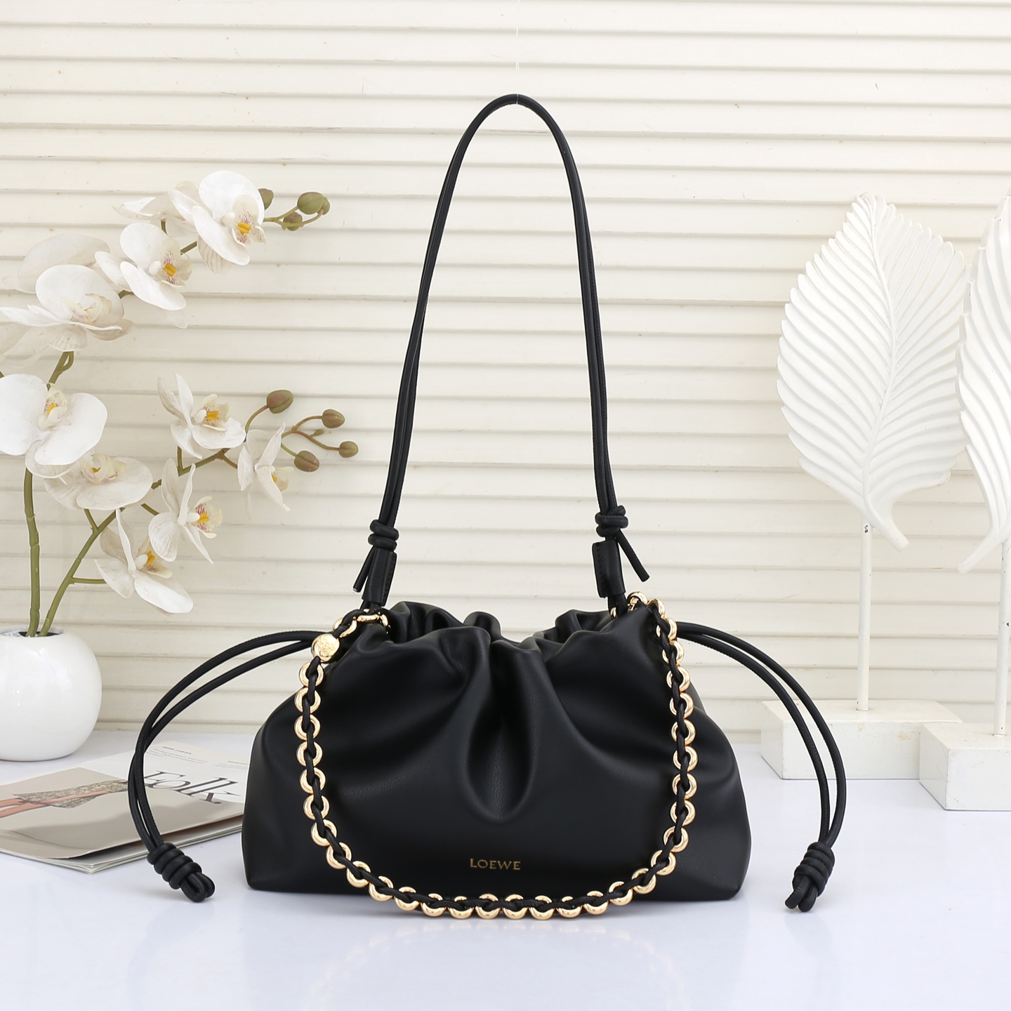 LOEWE罗意威云朵包杨幂、奚梦瑶同款、软软绵绵的purse的一款牛皮抽绳云朵包、独特的包型，背在身上瞬