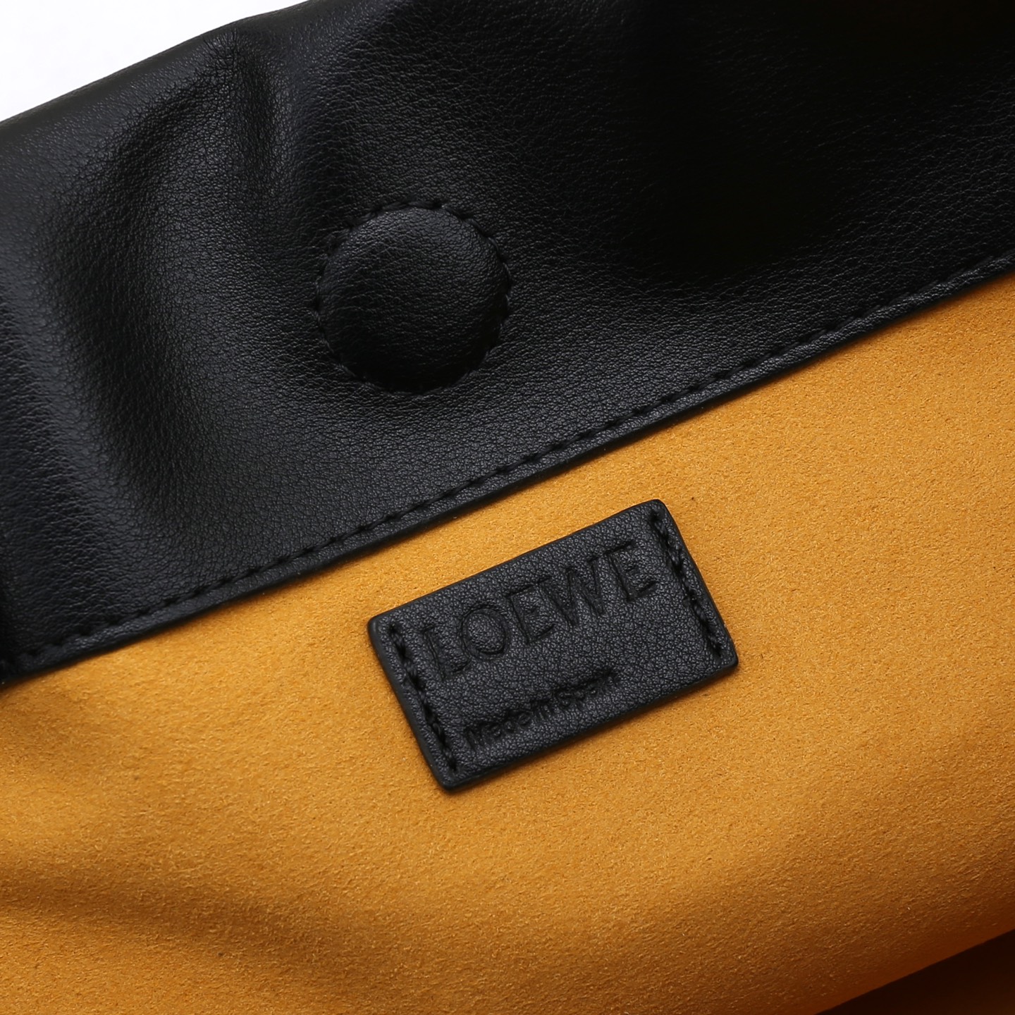 LOEWE罗意威云朵包杨幂、奚梦瑶同款、软软绵绵的purse的一款牛皮抽绳云朵包、独特的包型，背在身上瞬