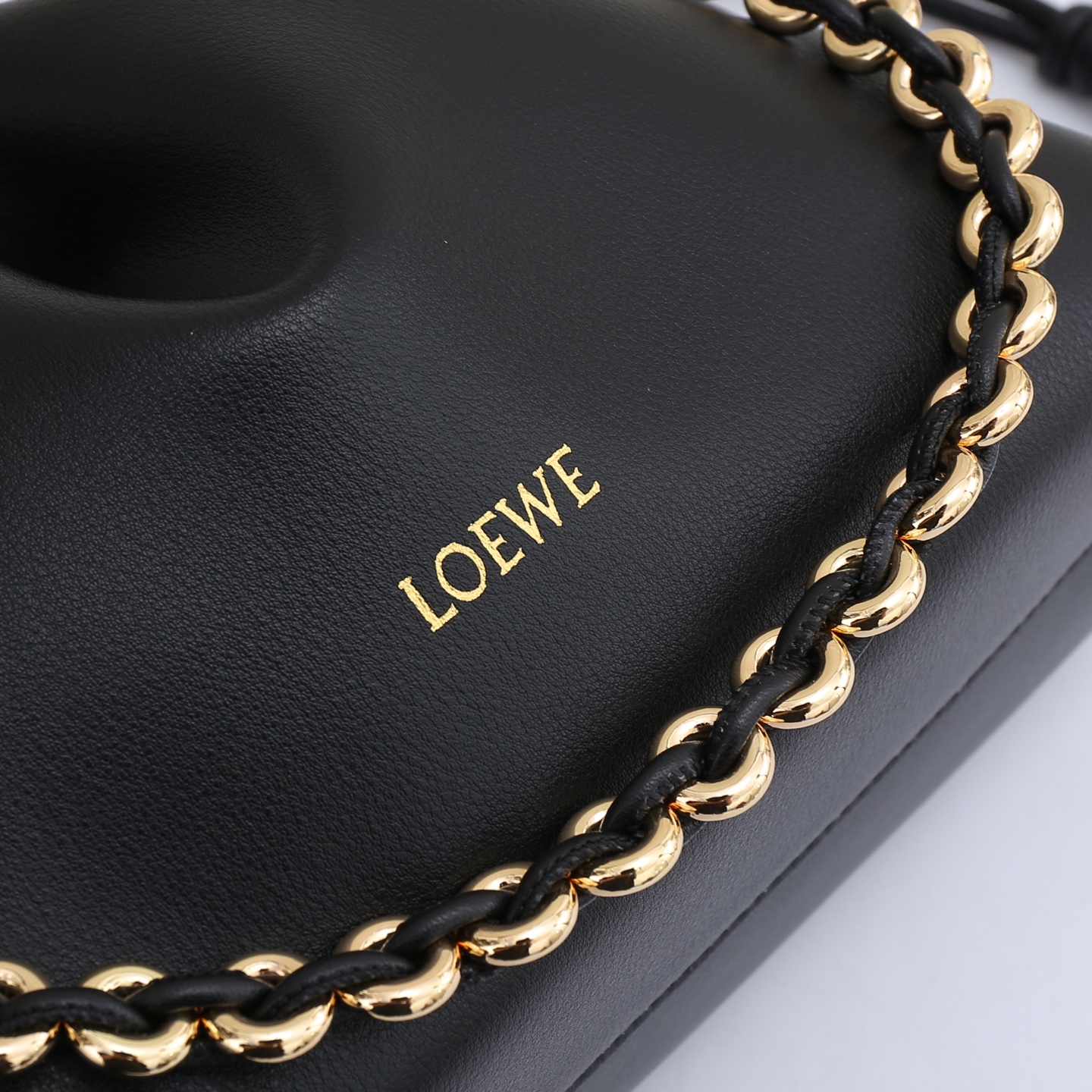 LOEWE罗意威云朵包杨幂、奚梦瑶同款、软软绵绵的purse的一款牛皮抽绳云朵包、独特的包型，背在身上瞬