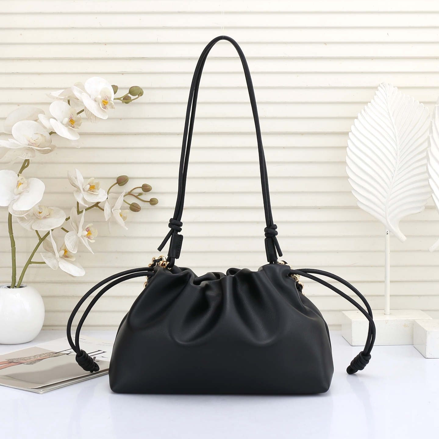 LOEWE罗意威云朵包杨幂、奚梦瑶同款、软软绵绵的purse的一款牛皮抽绳云朵包、独特的包型，背在身上瞬